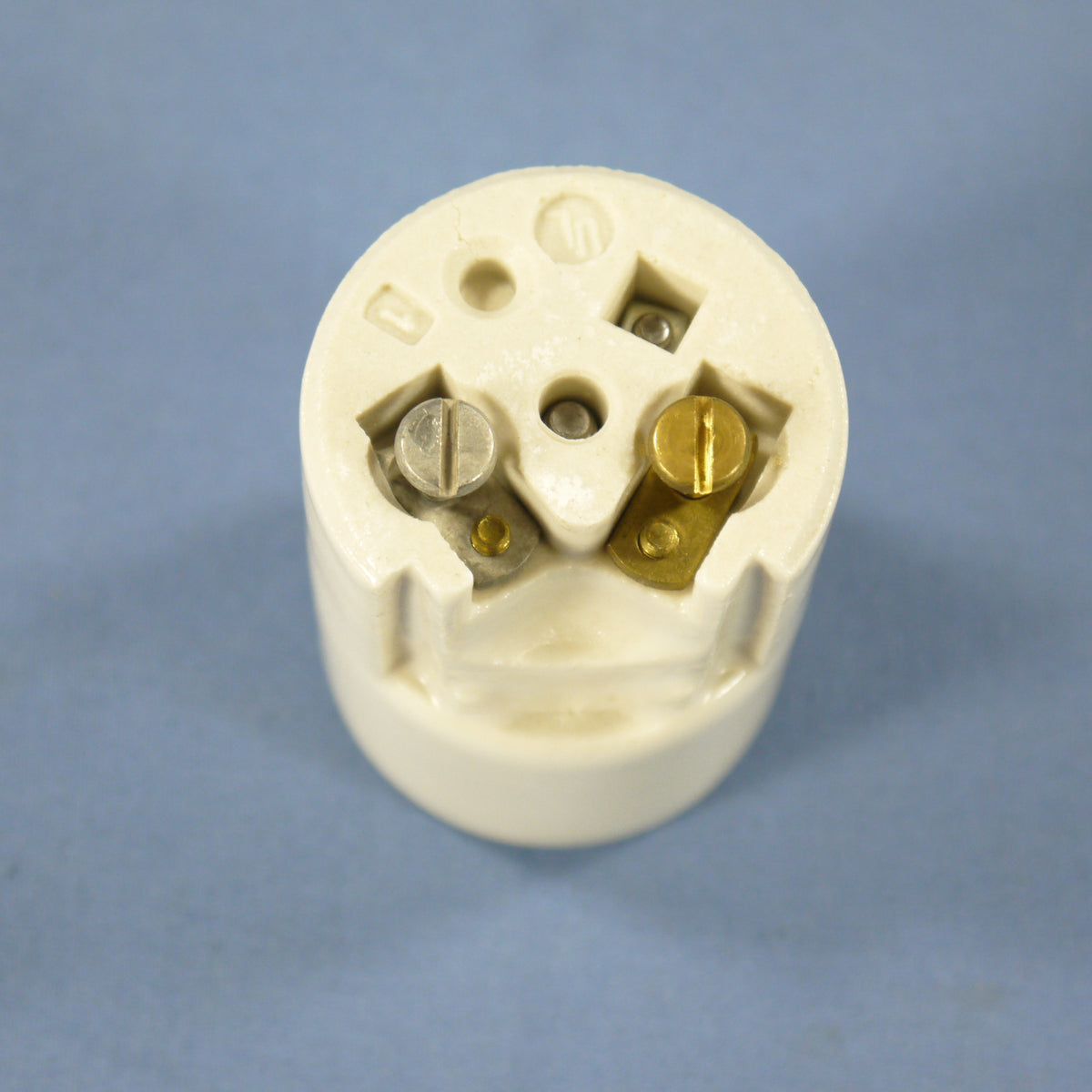 Leviton Porcelain Side Outlet Lampholder Light Socket Keyless NO CAP 660W 10091
