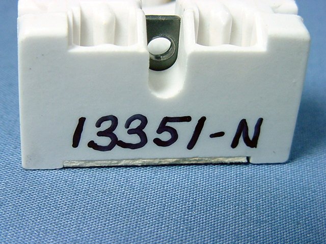 Leviton Fluorescent Lamp Holder T-8 T-12 Light Socket G13 Base 660W Bulk 13351-N
