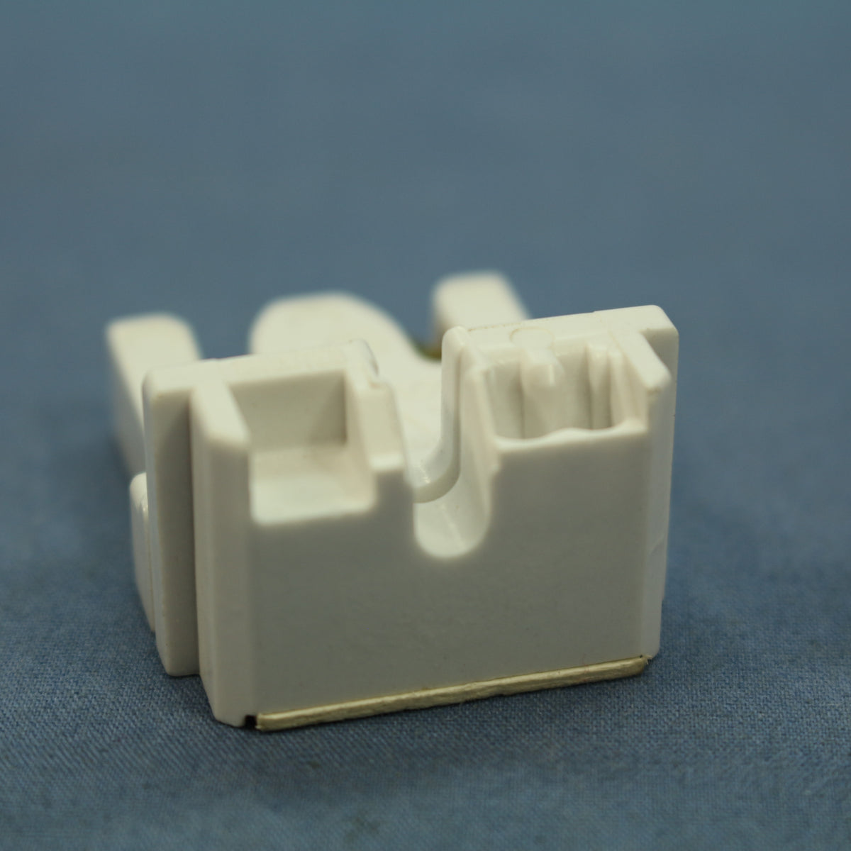 Leviton 23451-020 Panel Mount Fluorescent Lampholder Light Socket Medium Bi-Pin
