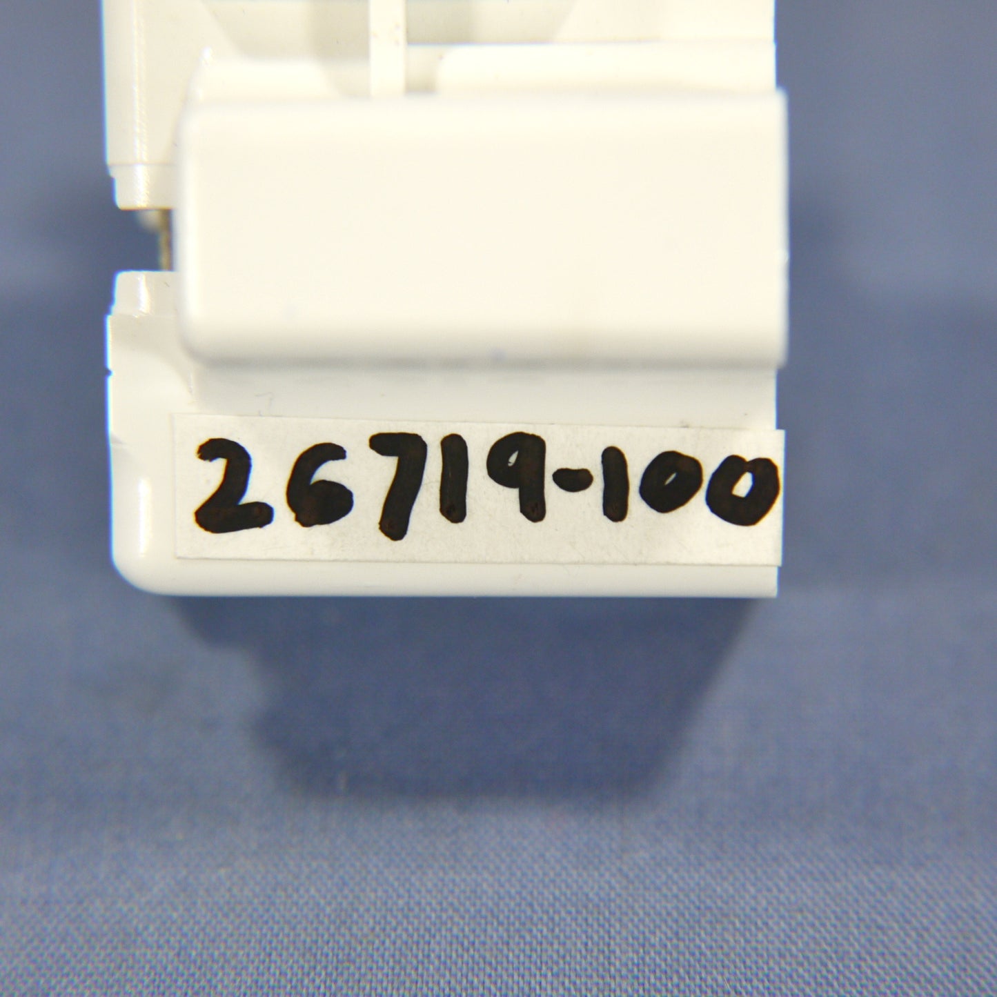 Leviton 26719-100 Compact Fluorescent Lamp Holder CFL Snap-In Light Socket Bulk