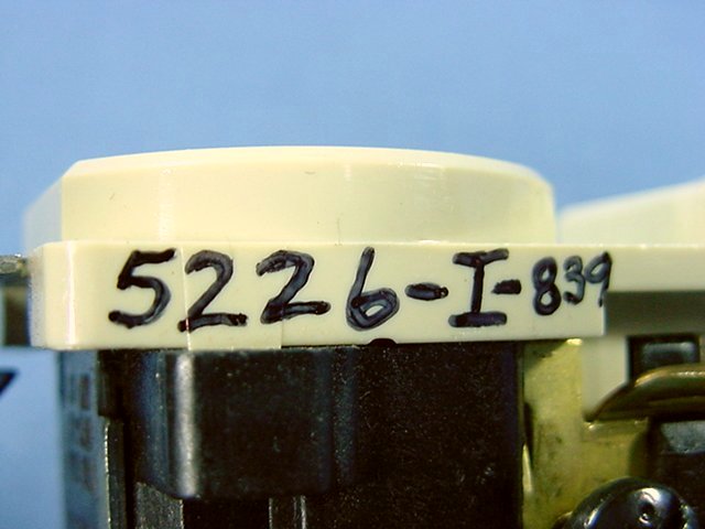 Leviton 5226-I-839 Ivory Commercial Toggle Wall Switch 15A w/Pilot Light Bulk
