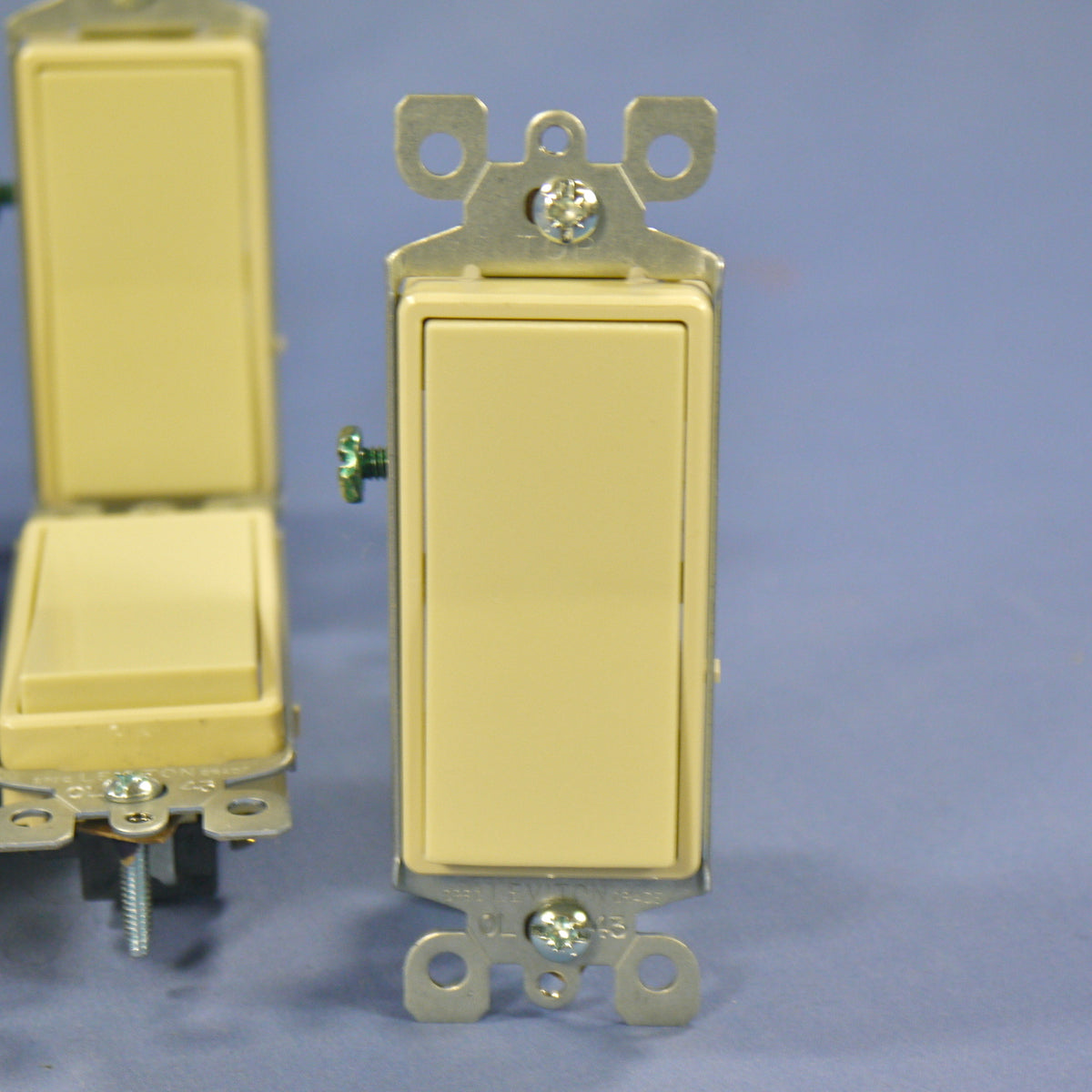 Leviton 5601-2I Ivory Decora Rocker Light Switch 15A 120/277V Single Pole 10pcs