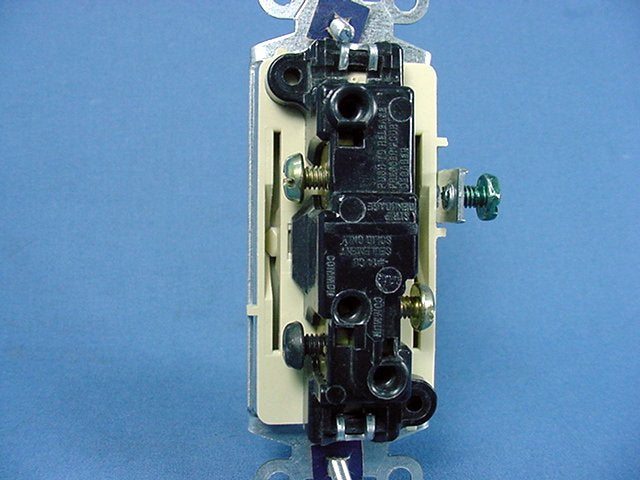 Leviton Ivory 3-Way Decora Smooth Rocker Wall Light Switch 15A 125V Bulk 5603-2I