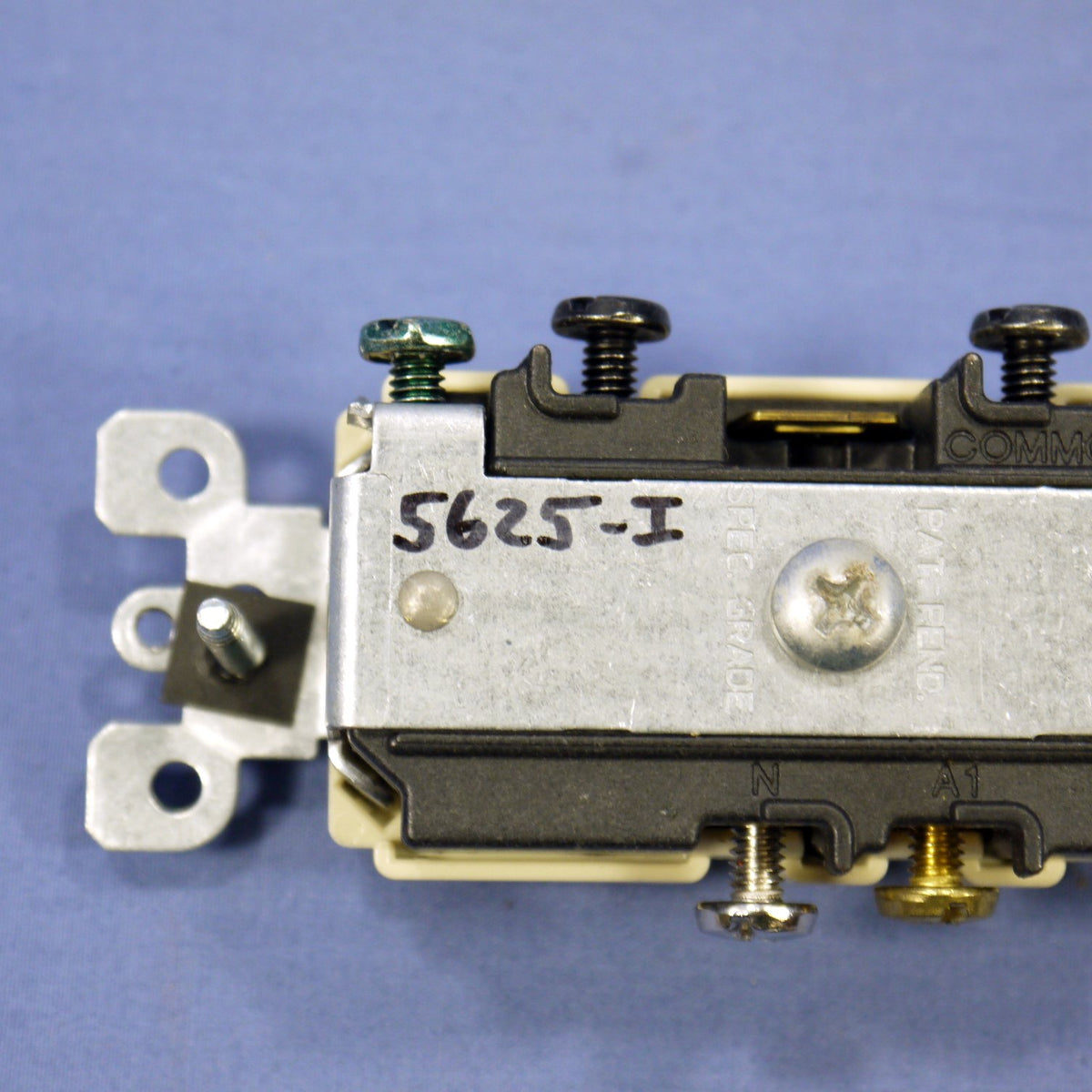 Leviton 5625-I Ivory Commercial Combination Decora Switch Receptacle 15A Bulk