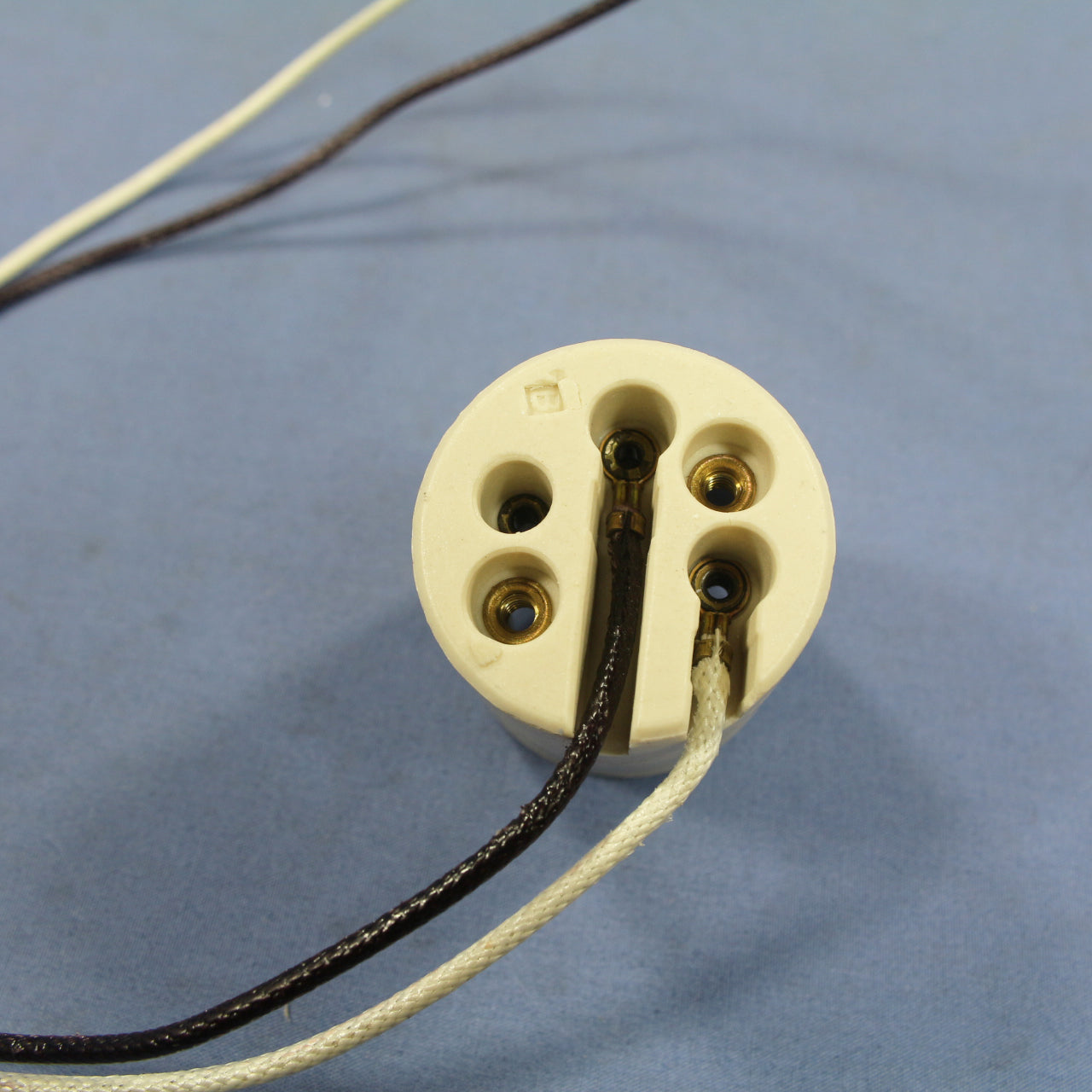 Leviton Unglazed Porcelain Light Socket Lamp Holder Medium 660W Bulk 70035-15