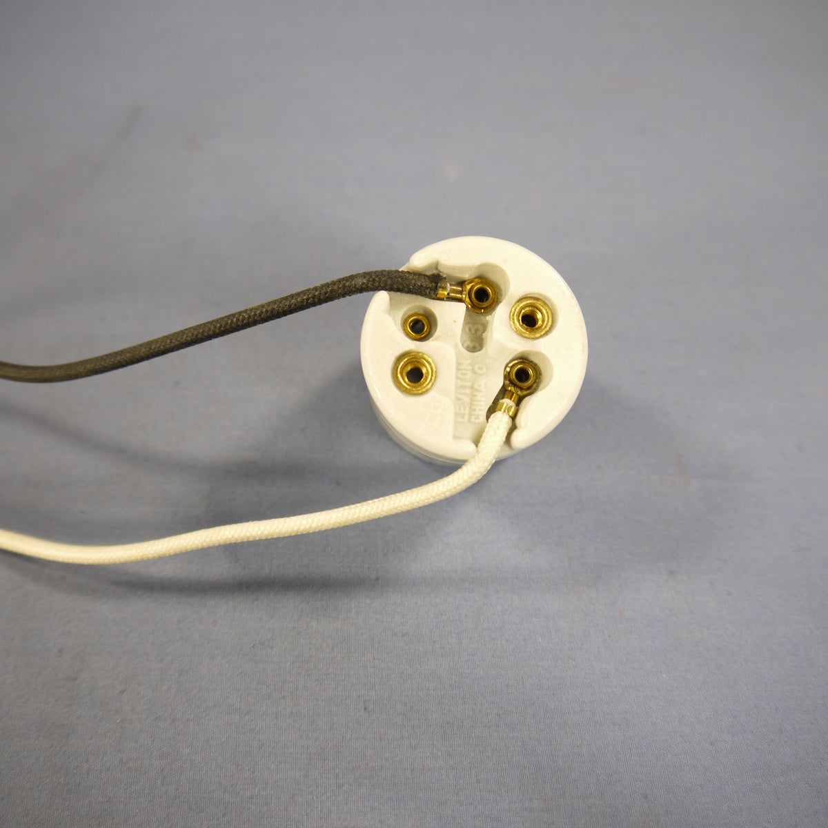Leviton Porcelain Light Socket 4 KV Pulse Lamp Holder Bushing Mount 70051-000