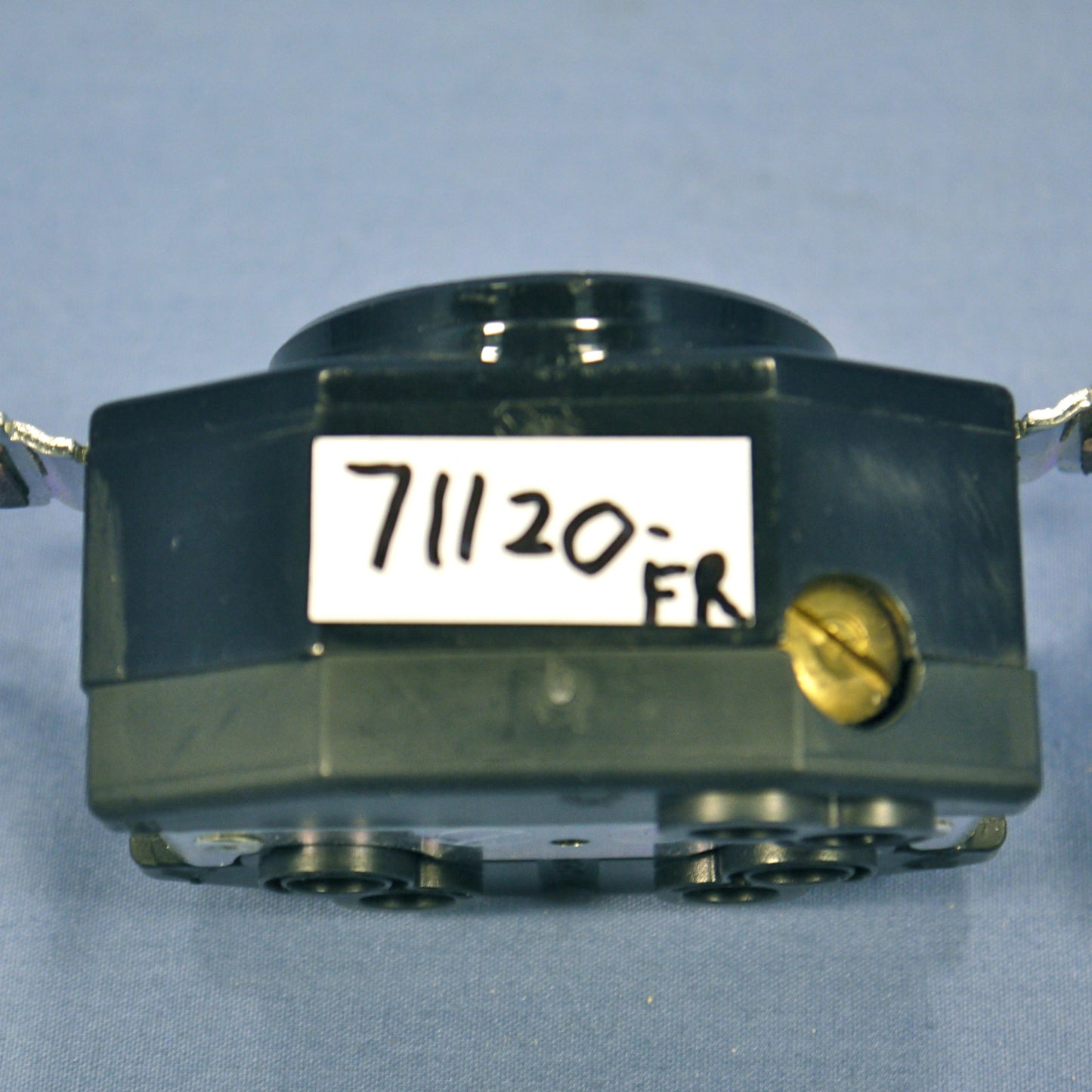 Leviton Turn Locking Receptacle Outlet L11-20R 20A 250V 3 Phase Bulk 71120-FR