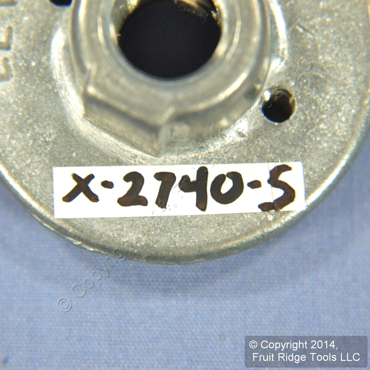 Leviton X-2740-S 1/8" IPS Heavy Duty Caps Base for Medium Base Lampholder 2pcs