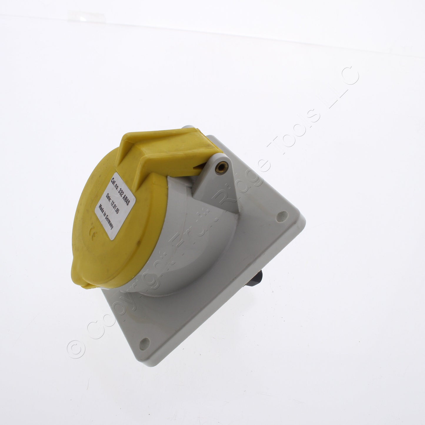 Bryant 332AR4S Splashproof 32A Female Pin & Sleeve Angled Receptacle 100-130V