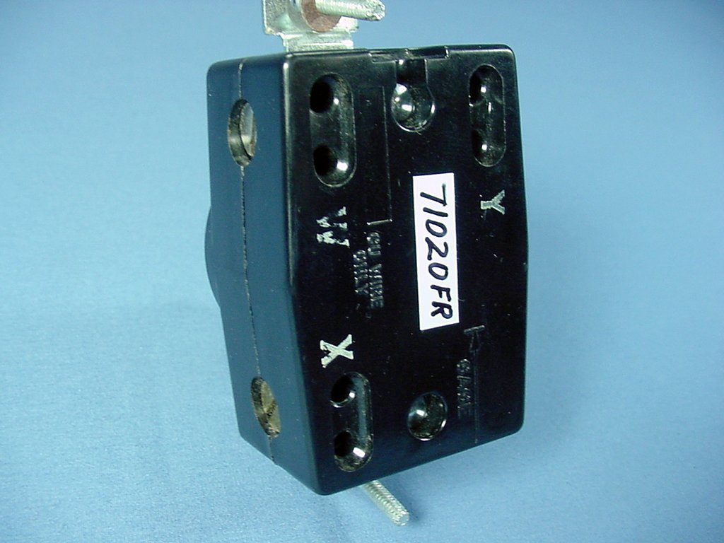 Hubbell Bryant Twist Turn Locking Receptacle Outlet L10-20R 20A 125/250V 71020FR