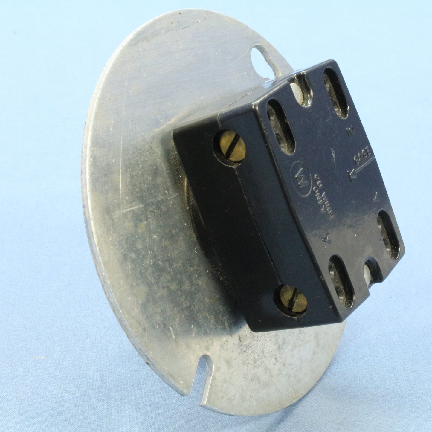 Bryant Non-Nema Locking Receptacle 20A 120/208V 3PHY 4" Round Metal Box Cover