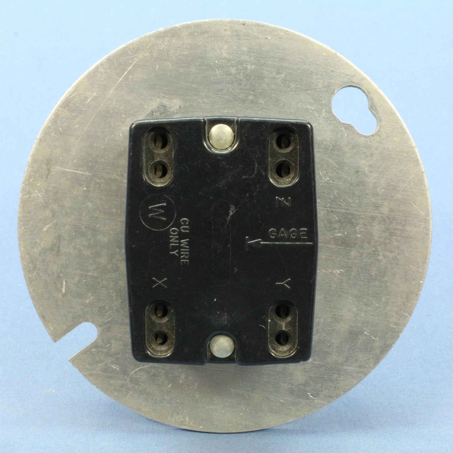 Bryant Non-Nema Locking Receptacle 20A 120/208V 3PHY 4" Round Metal Box Cover
