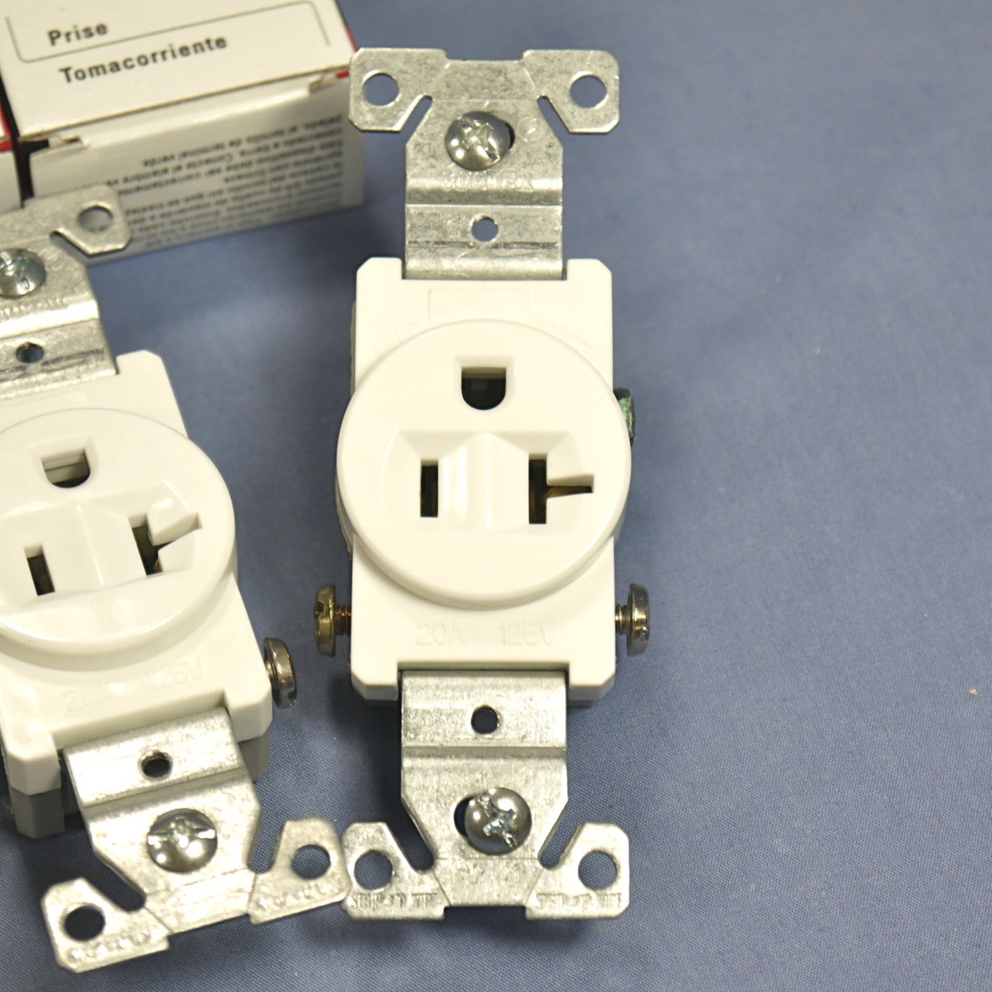 100 Cooper White Commercial Single Outlet Receptacles Nema 5-20R 20A 125V 1877W