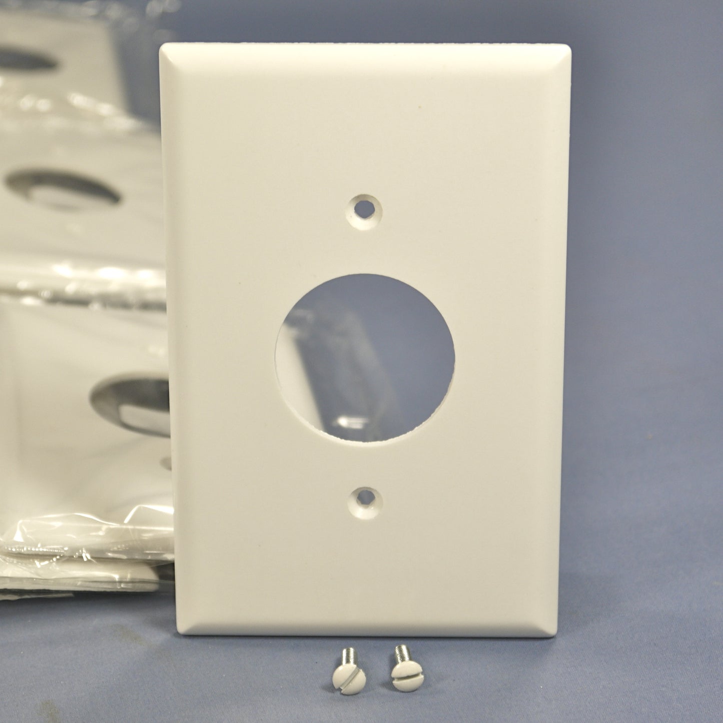 Cooper 2031W White 1-Gang 1.406in. Outlet Plastic Mid-Size Wallplate Cover 25pcs