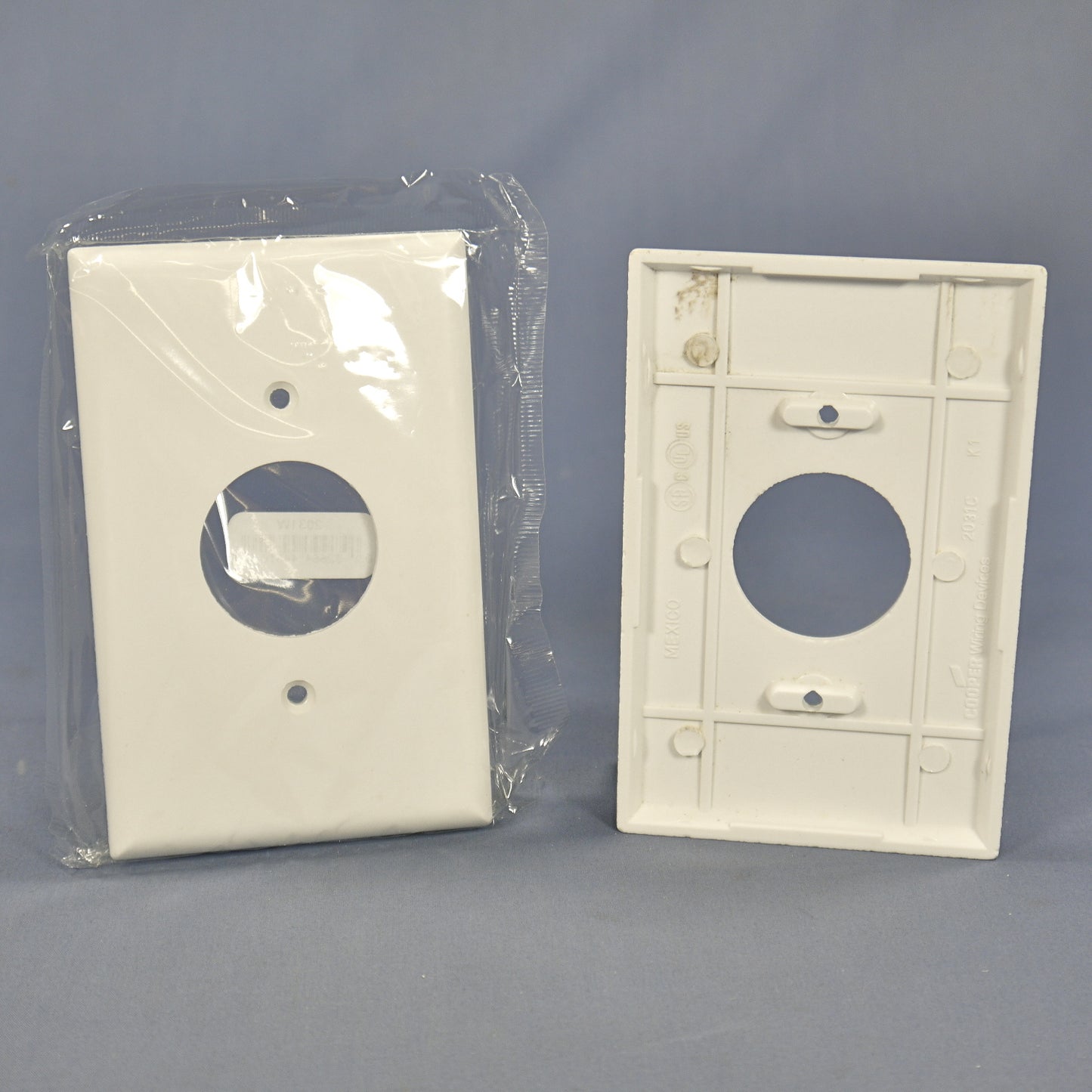 Cooper 2031W White 1-Gang 1.406in. Outlet Plastic Mid-Size Wallplate Cover 25pcs