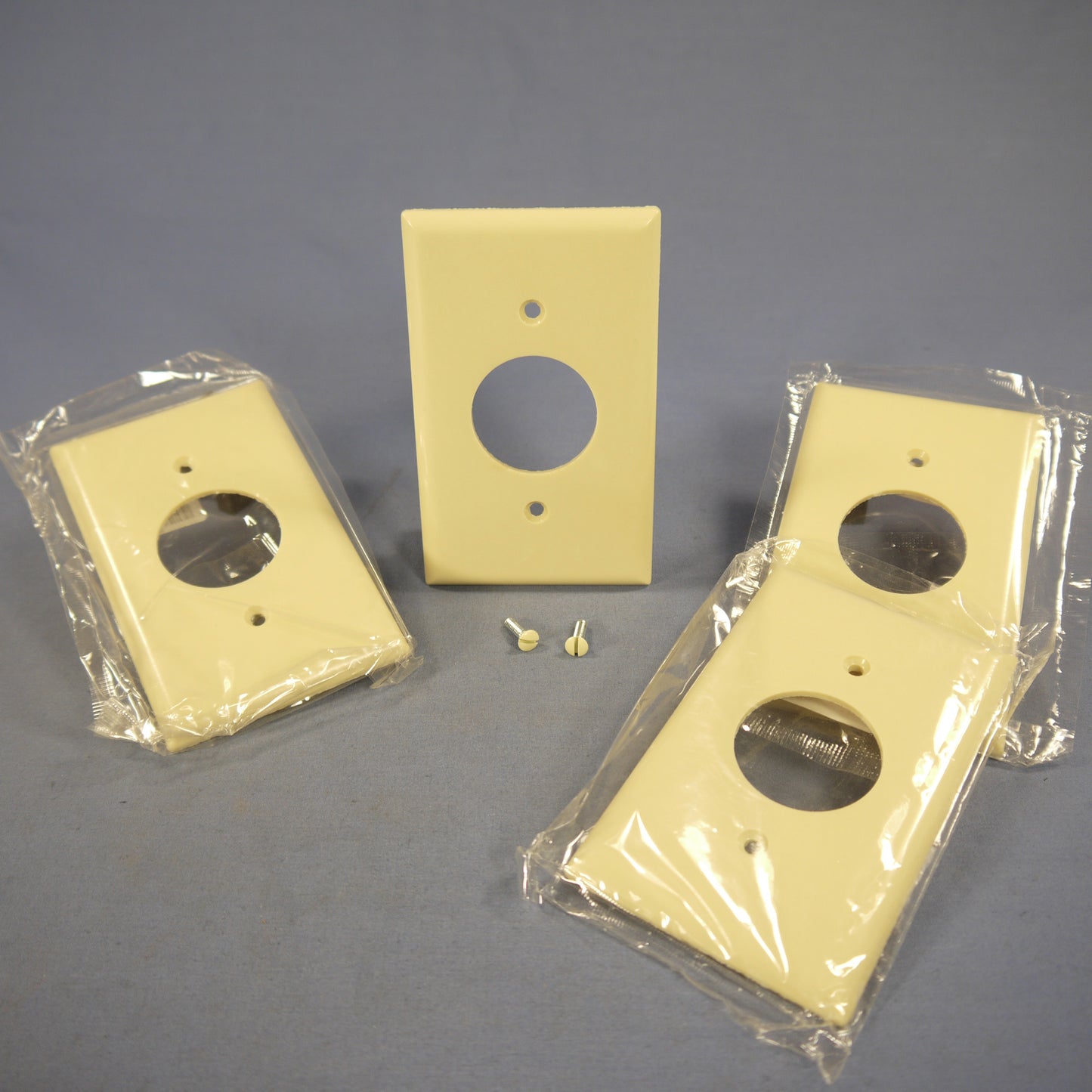 Cooper 2131V Ivory 1-Gang 1.406 Receptacle Single Outlet Thermoset Covers 4-Pack