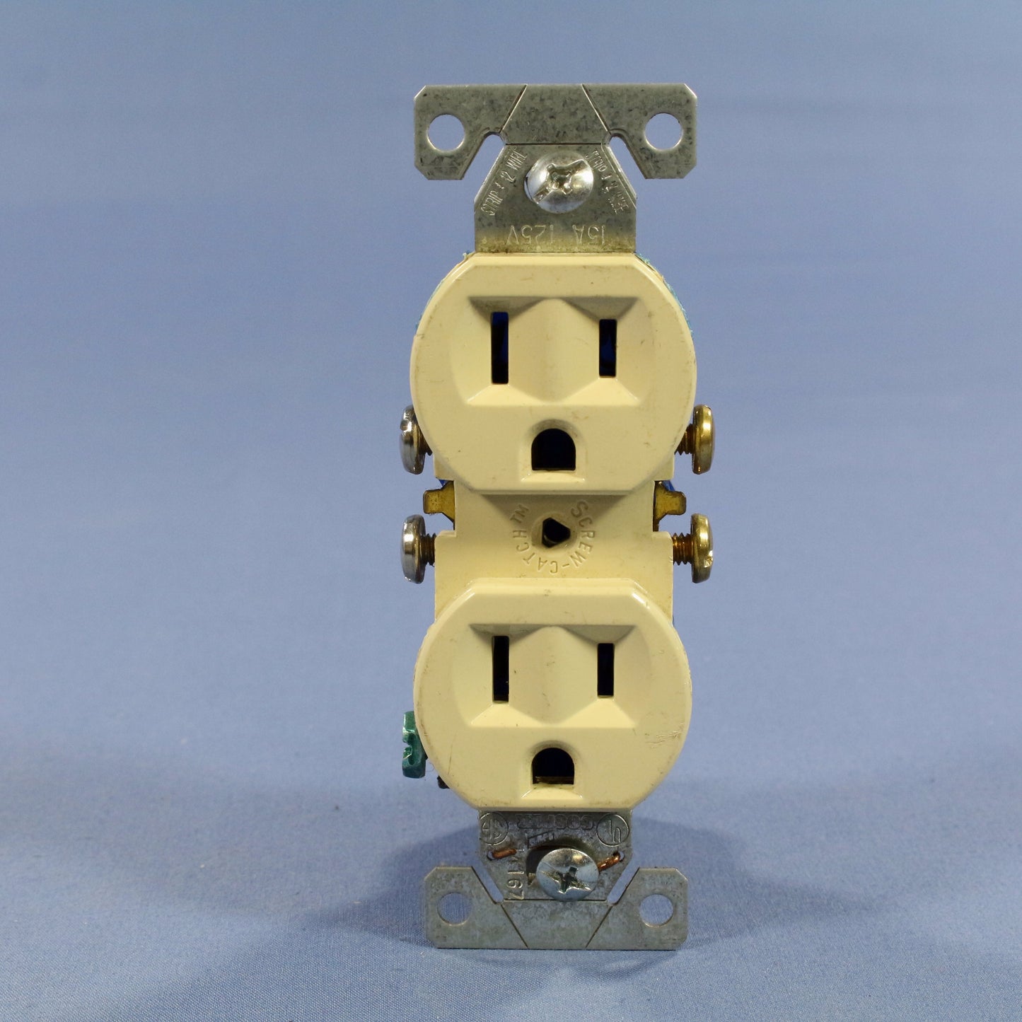 Cooper Ivory Duplex Outlet Receptacle Auto-Grounding Nema 5-15R 15A Bulk 270-9V