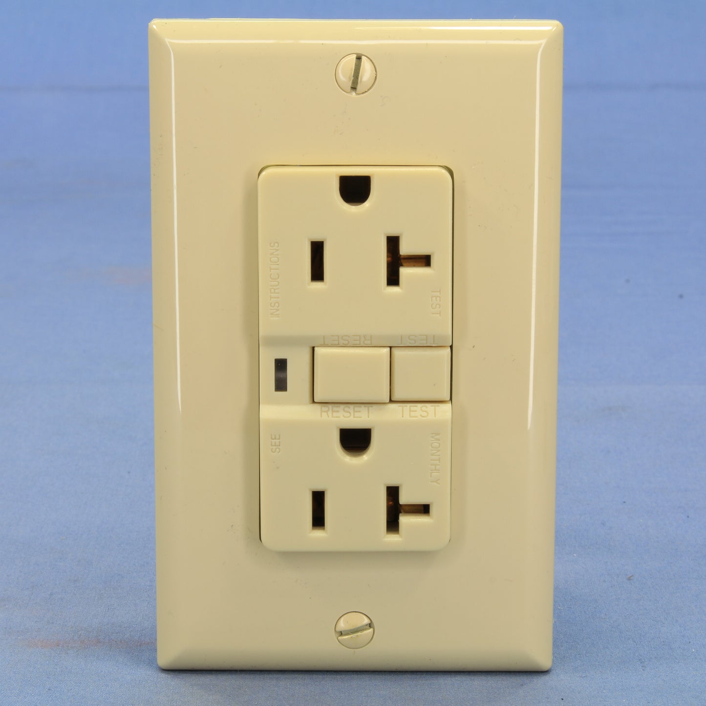 Cooper Ivory Gfci Outlet Receptacle with Quick-Connect 5-20R 20A Bulk VGF20BVM