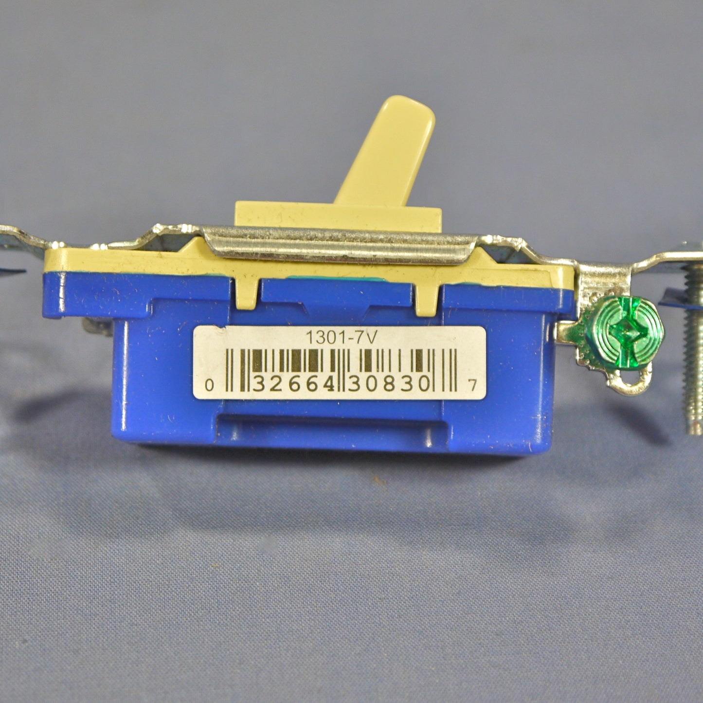 Eagle Ivory 1-Pole Framed Toggle Light Switches Grounding 15A Bulk 1301-7V