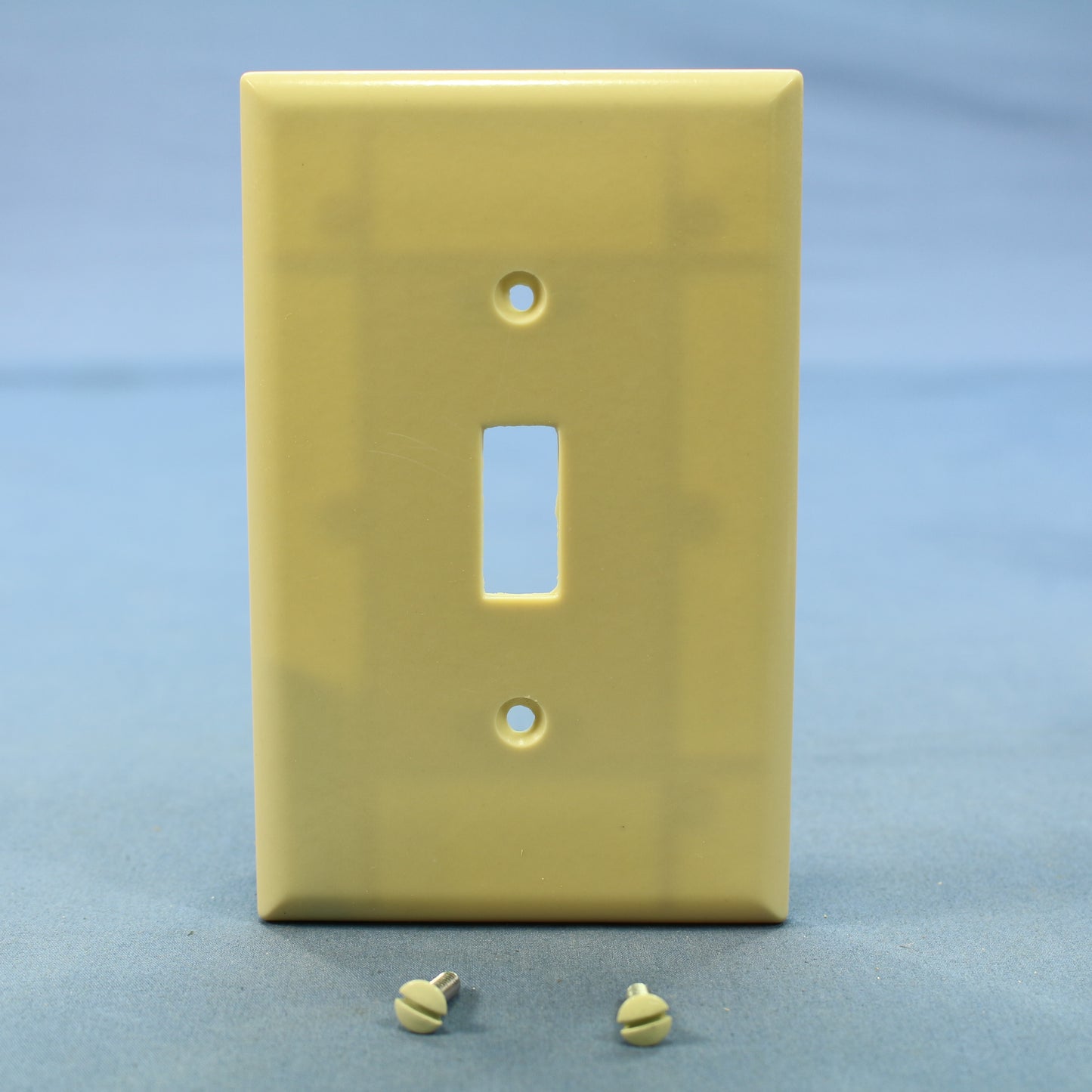 Eagle 2034V Ivory 1-Gang Toggle Switch Plastic Mid-Size Wallplate Covers 10-pack