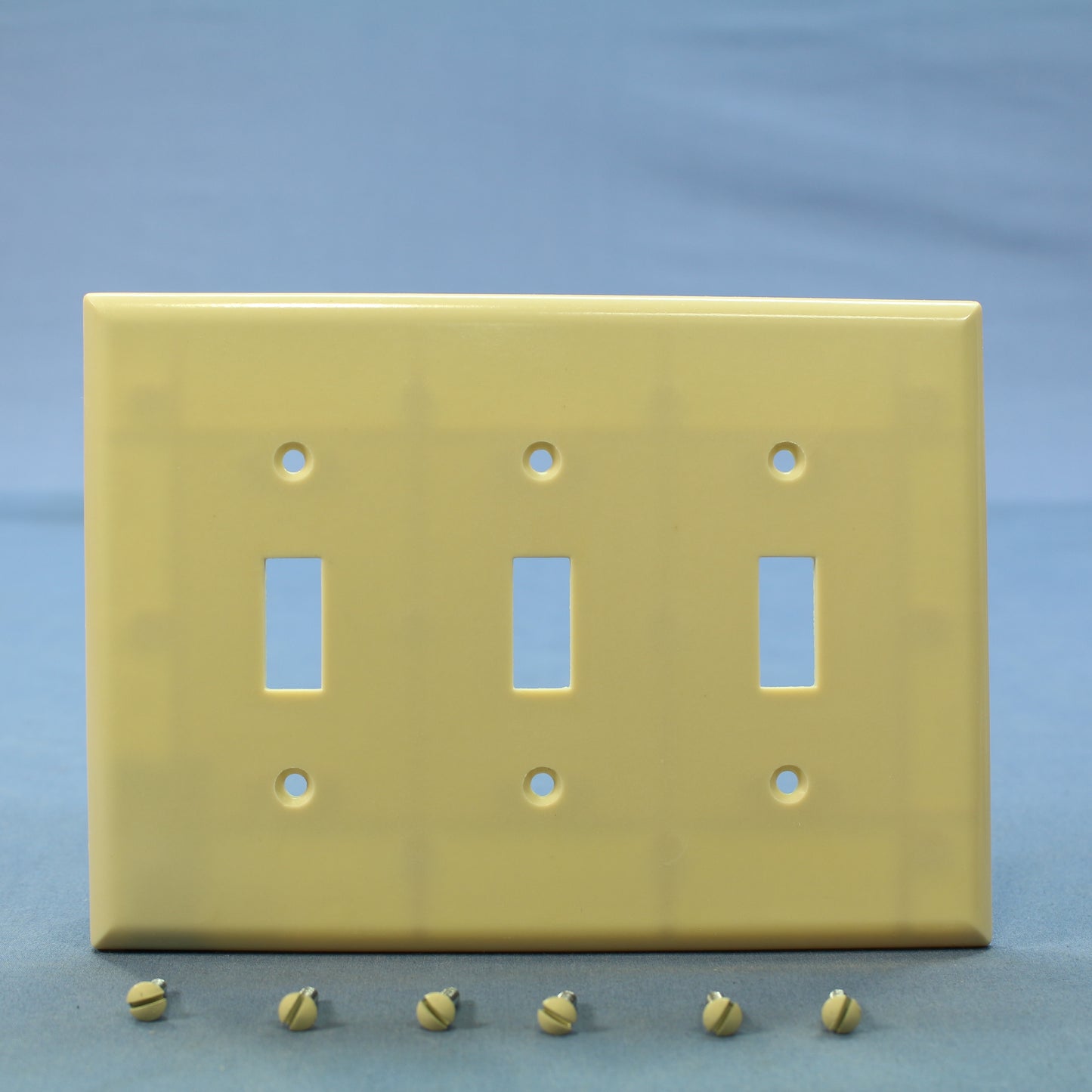 Eagle 2041V Ivory Mid-size 3-Gang Toggle Switch Cover Plastic Wallplates 10-Pack