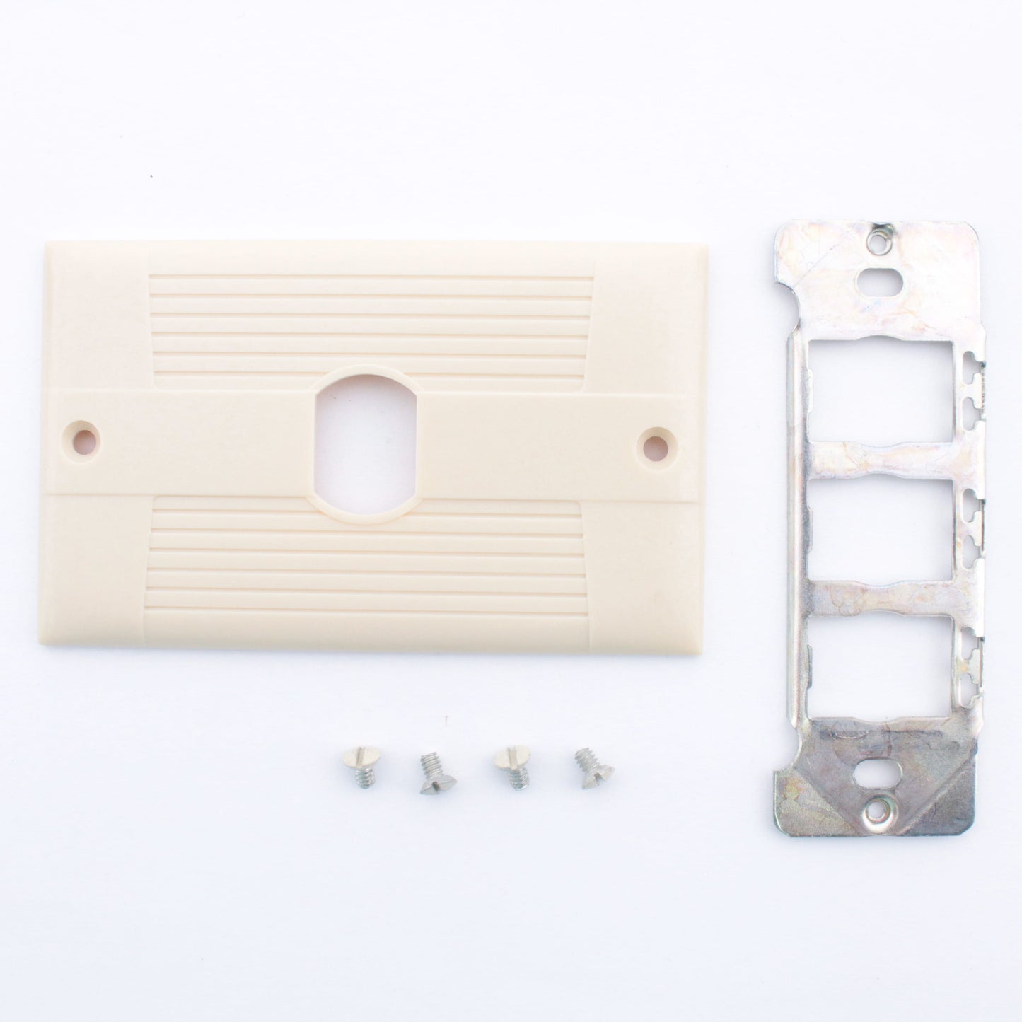 Eagle 951V Ivory Horizontal Despard Switch/Outlet Wallplate 1-PORT W/Mount Strap