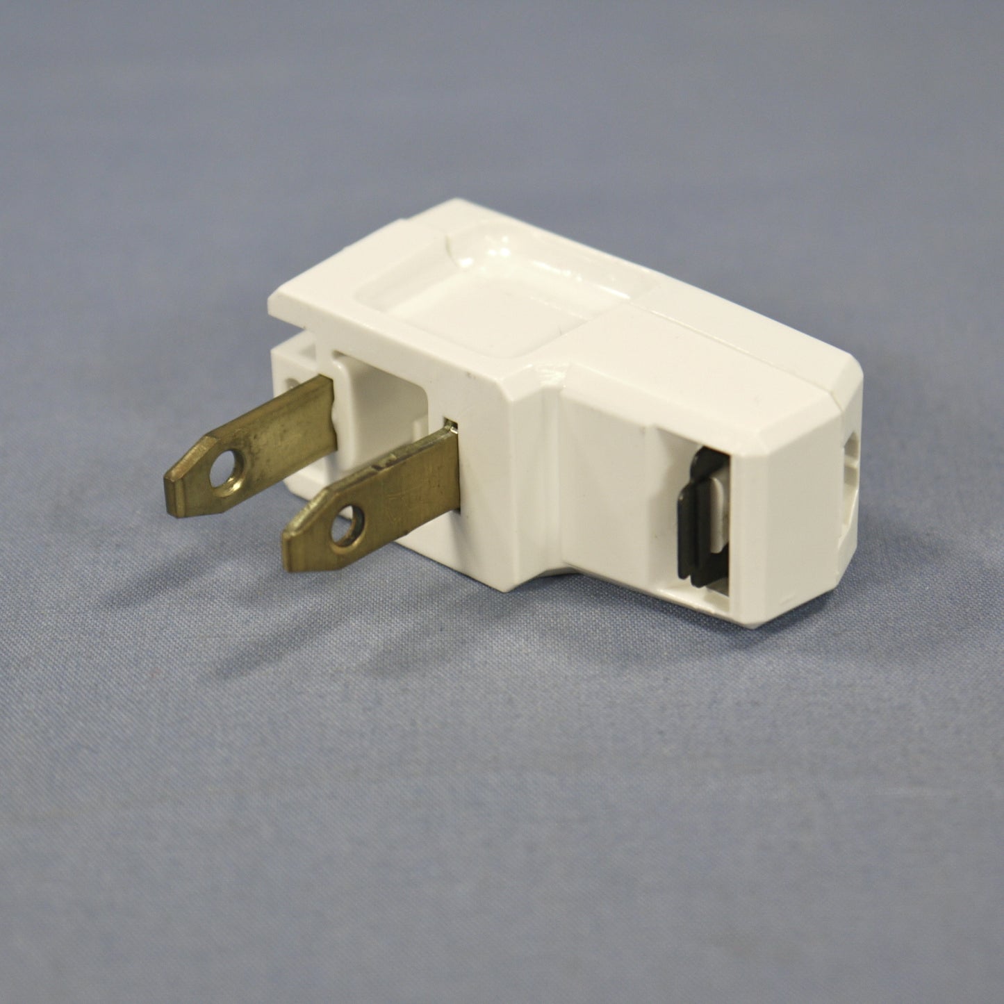 Eagle White Plug Right Angle Side Mount 15A 125V Non-Polarized 1-15P BP2600W