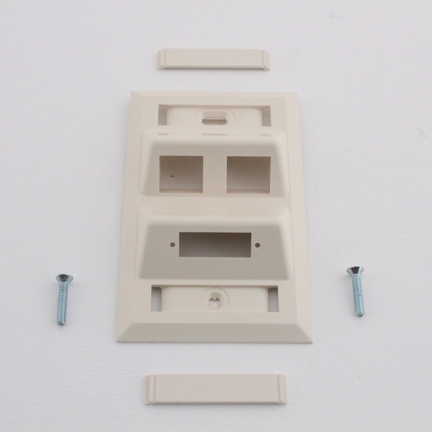 Hubbell AFP12SCDW White 1-Gang 2-Port Angled Data Network Wallplate Faceplate