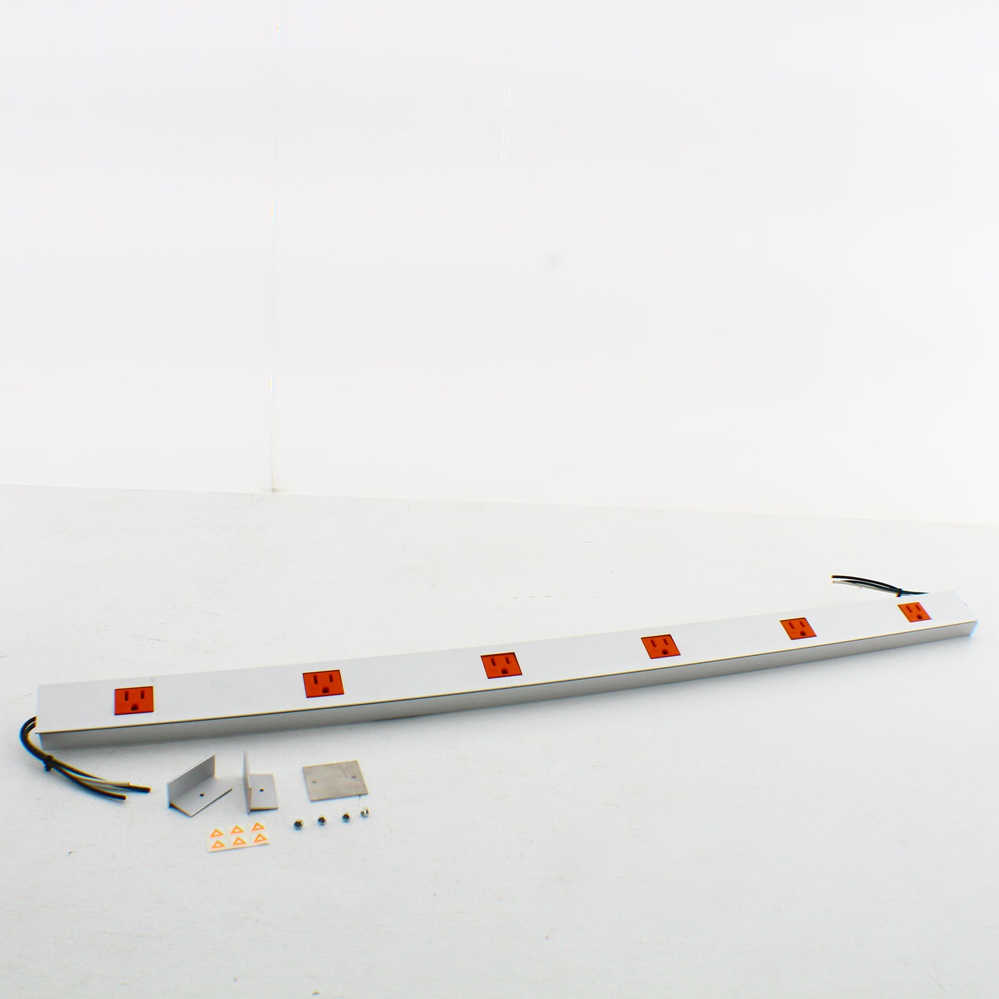 Hubbell 3' PlugTrak Aluminum Raceway 6-Outlet Isolated Ground 15A HBLALU20IG306
