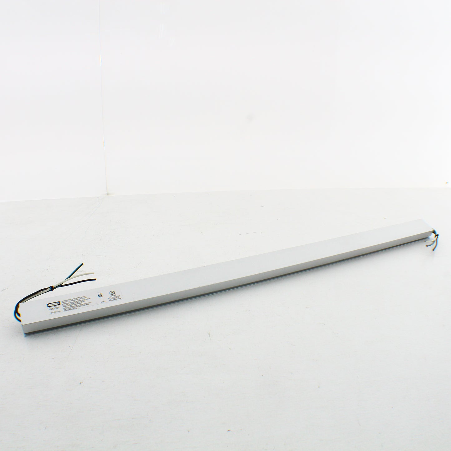 Hubbell 3' PlugTrak Aluminum Raceway 6-Outlet Isolated Ground 15A HBLALU20IG306