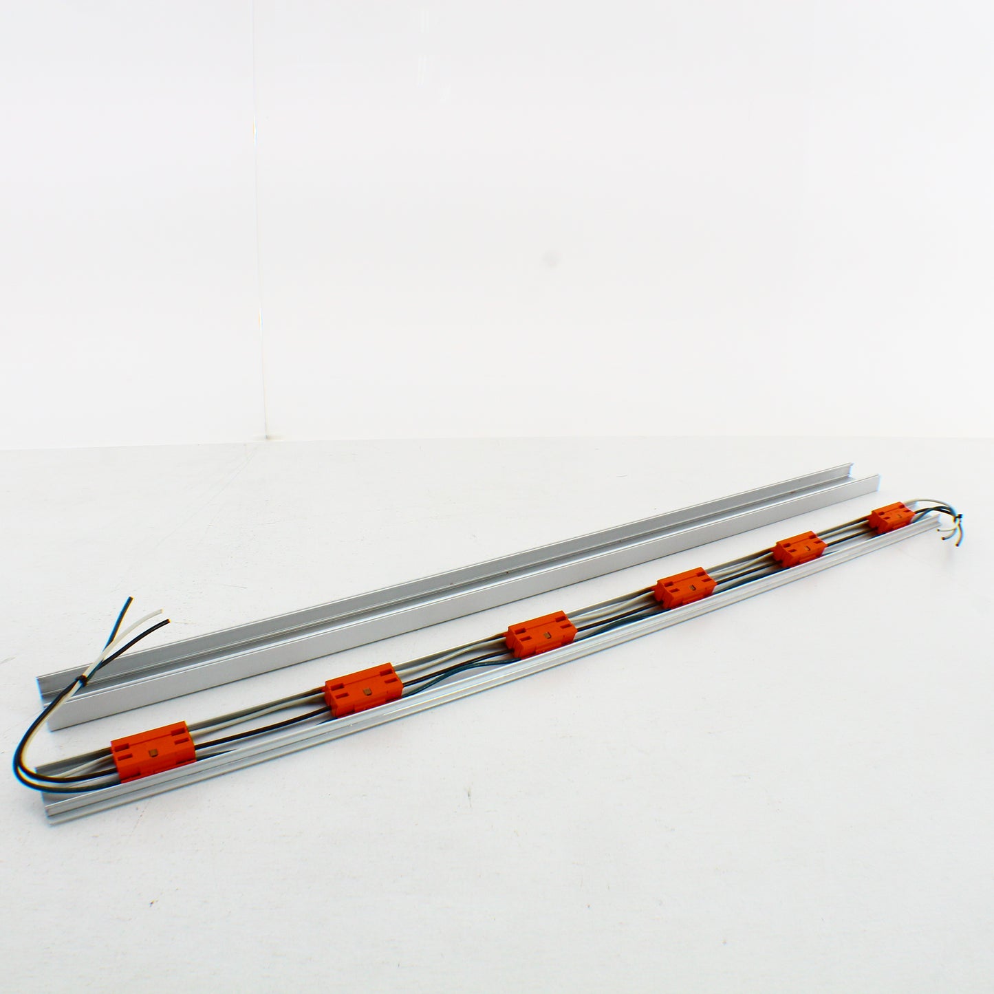 Hubbell 3' PlugTrak Aluminum Raceway 6-Outlet Isolated Ground 15A HBLALU20IG306