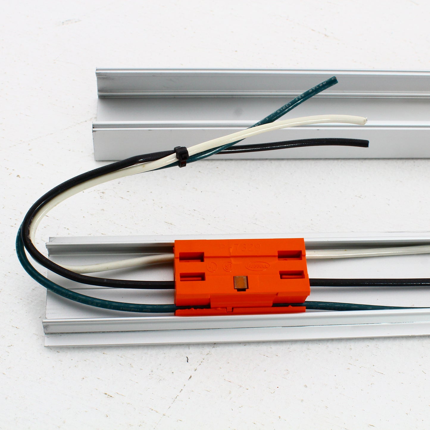 Hubbell 3' PlugTrak Aluminum Raceway 6-Outlet Isolated Ground 15A HBLALU20IG306