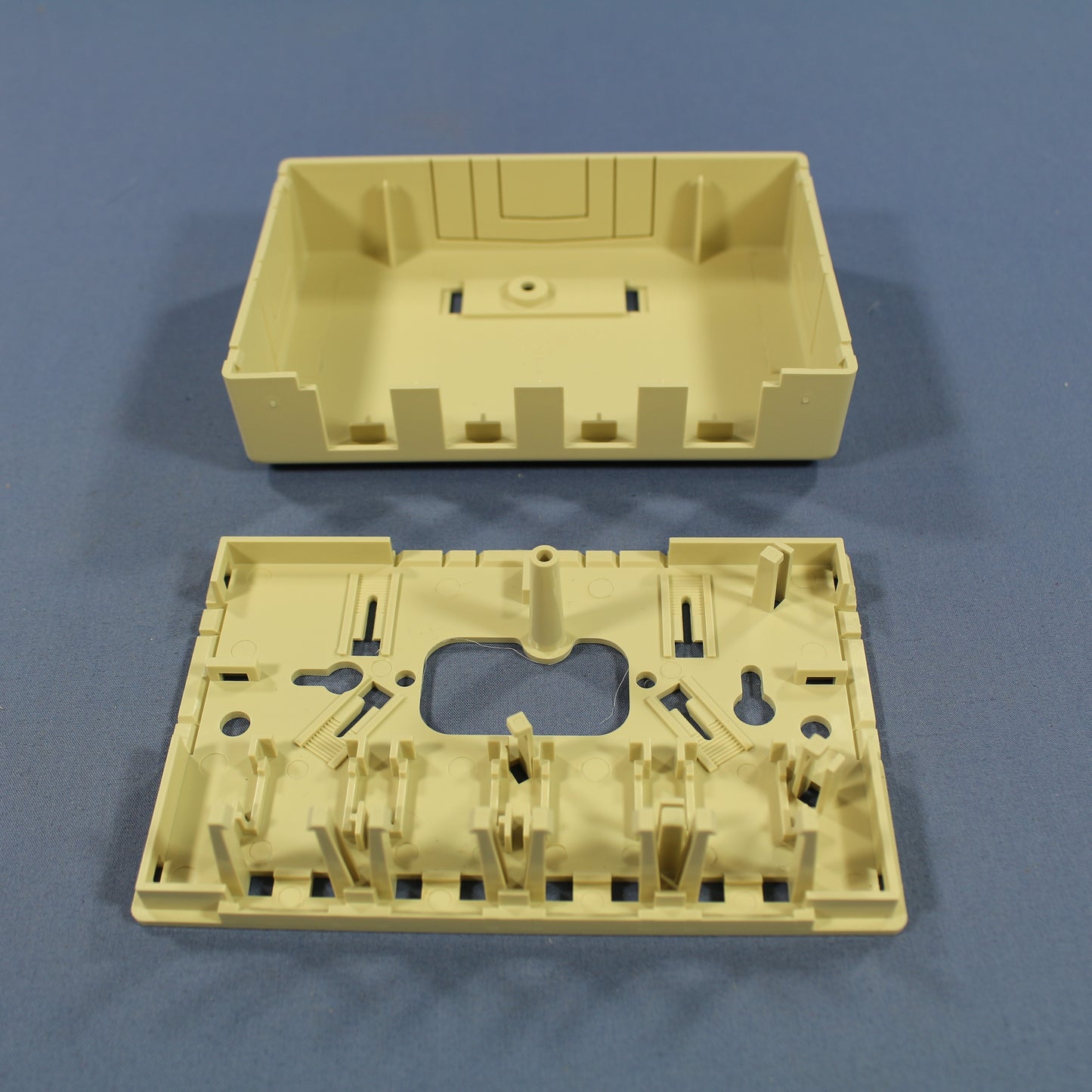 Hubbell Ivory 4-Port Data Voice Media Keystone Housing Surface Mount Box ISB4EI