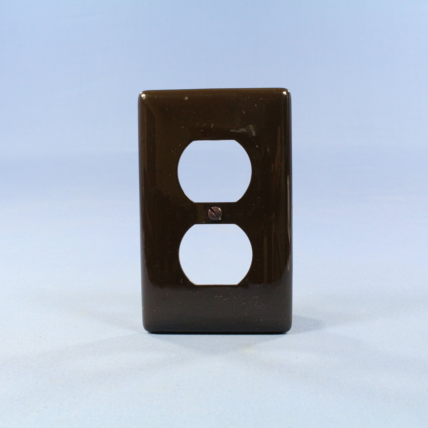 Hubbell NP8 Brown 1-Gang Duplex Outlet Unbreakable Nylon Standard Size Wallplate