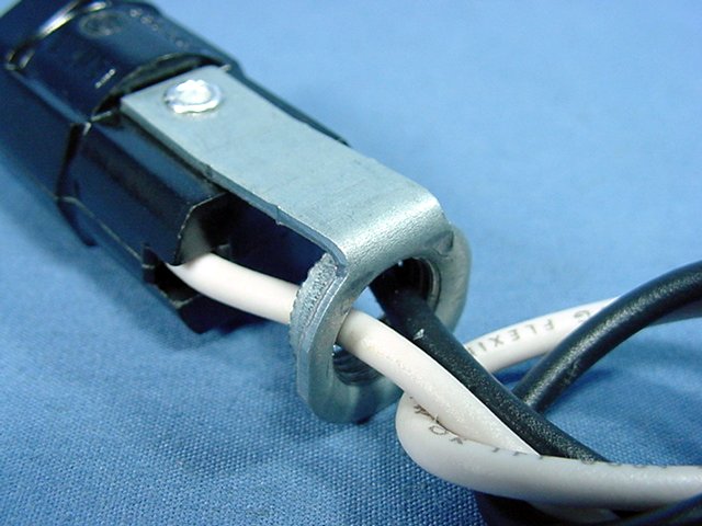 Leviton 10014-500 Candelabra Base Lamp Holder Light Socket Keyless 75W 125W