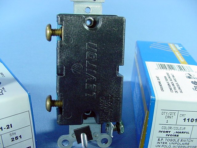 Leviton 1101-2I Ivory Industrial Toggle Wall Light Switch 15A Single Pole 10pcs