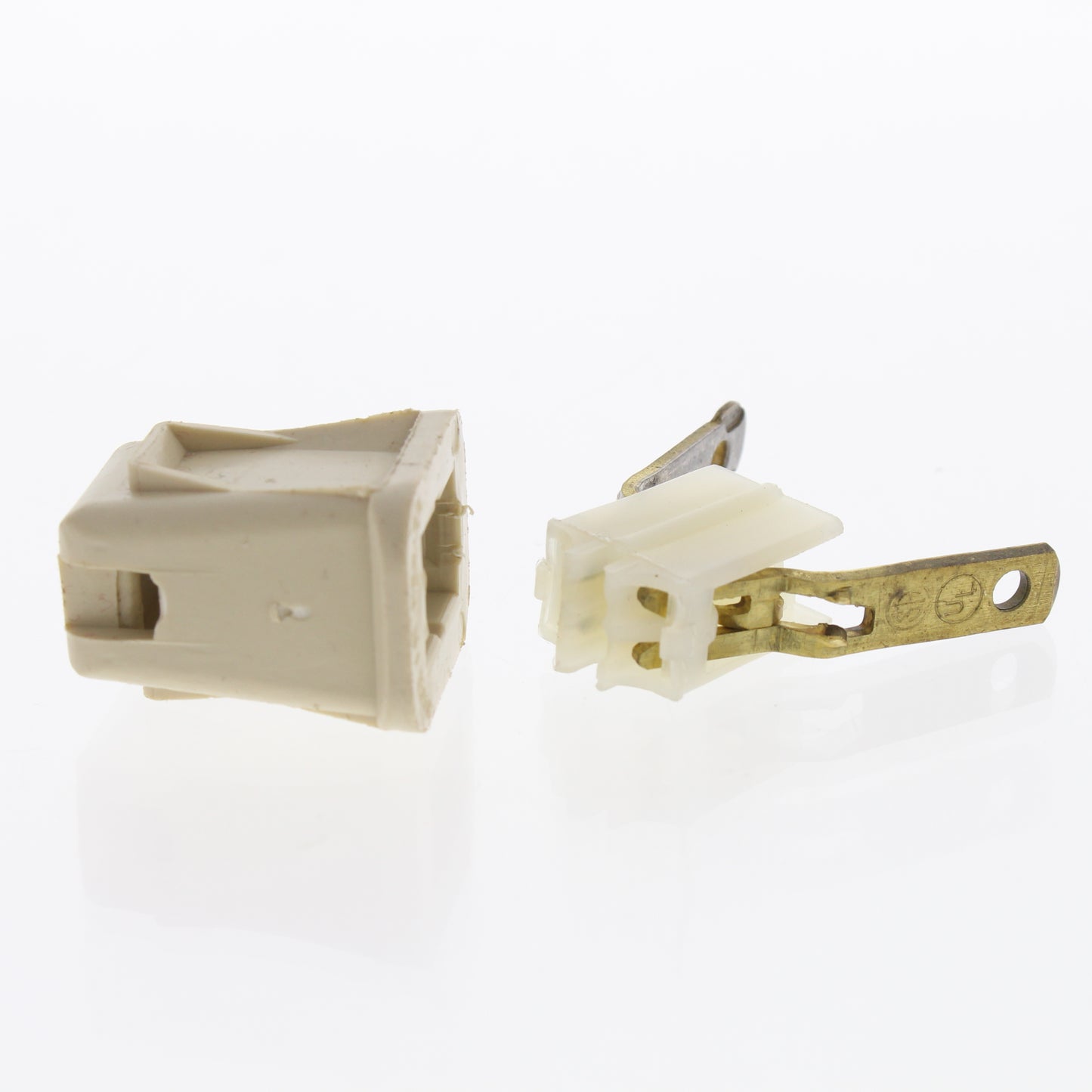 Leviton 123-I Ivory 10A Residential Straight Blade 1-15 Connector Polarized Plug