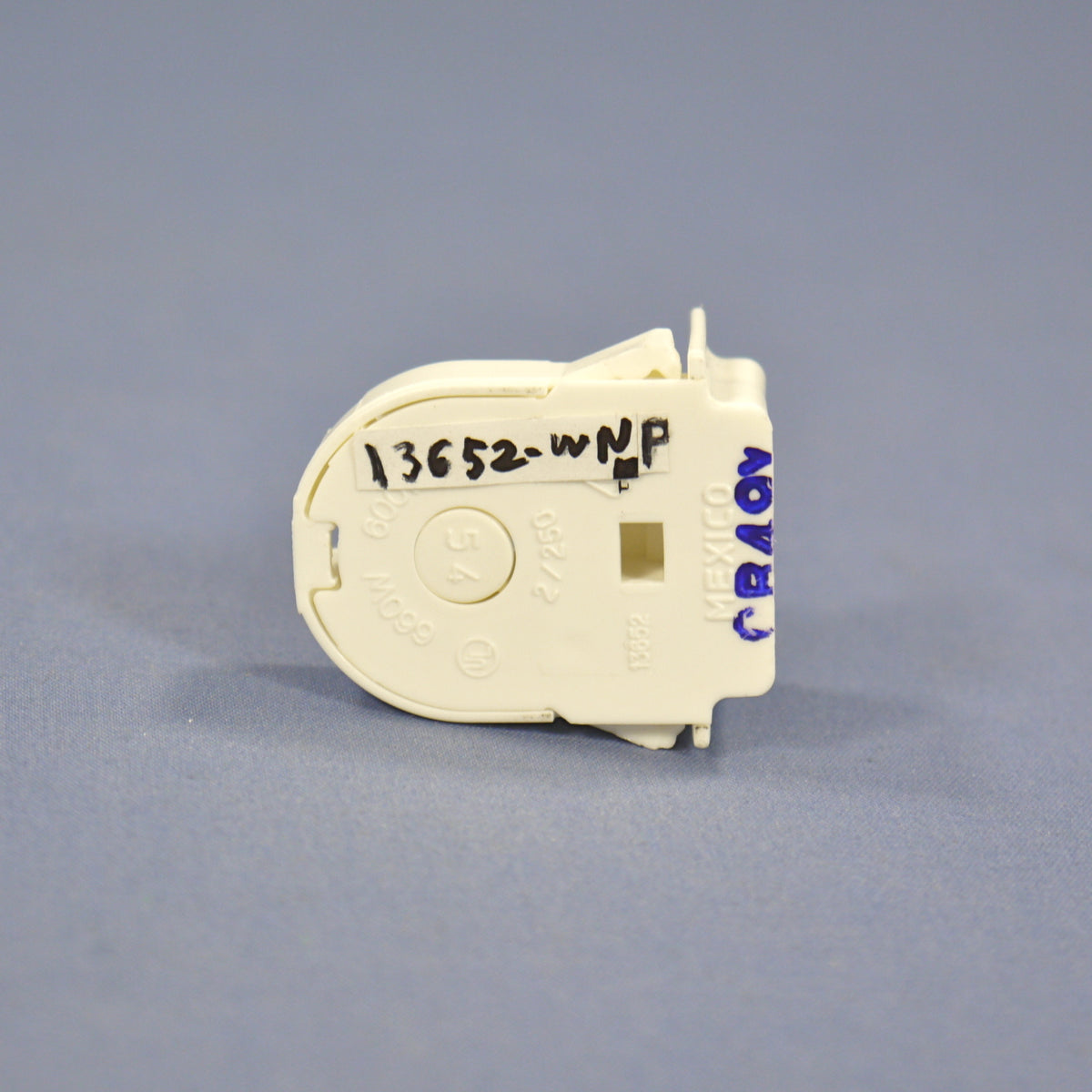 Leviton 13652-WNP Fluorescent Low Profile Bi-Pin Lamp Holder Light SocketT-8 T8