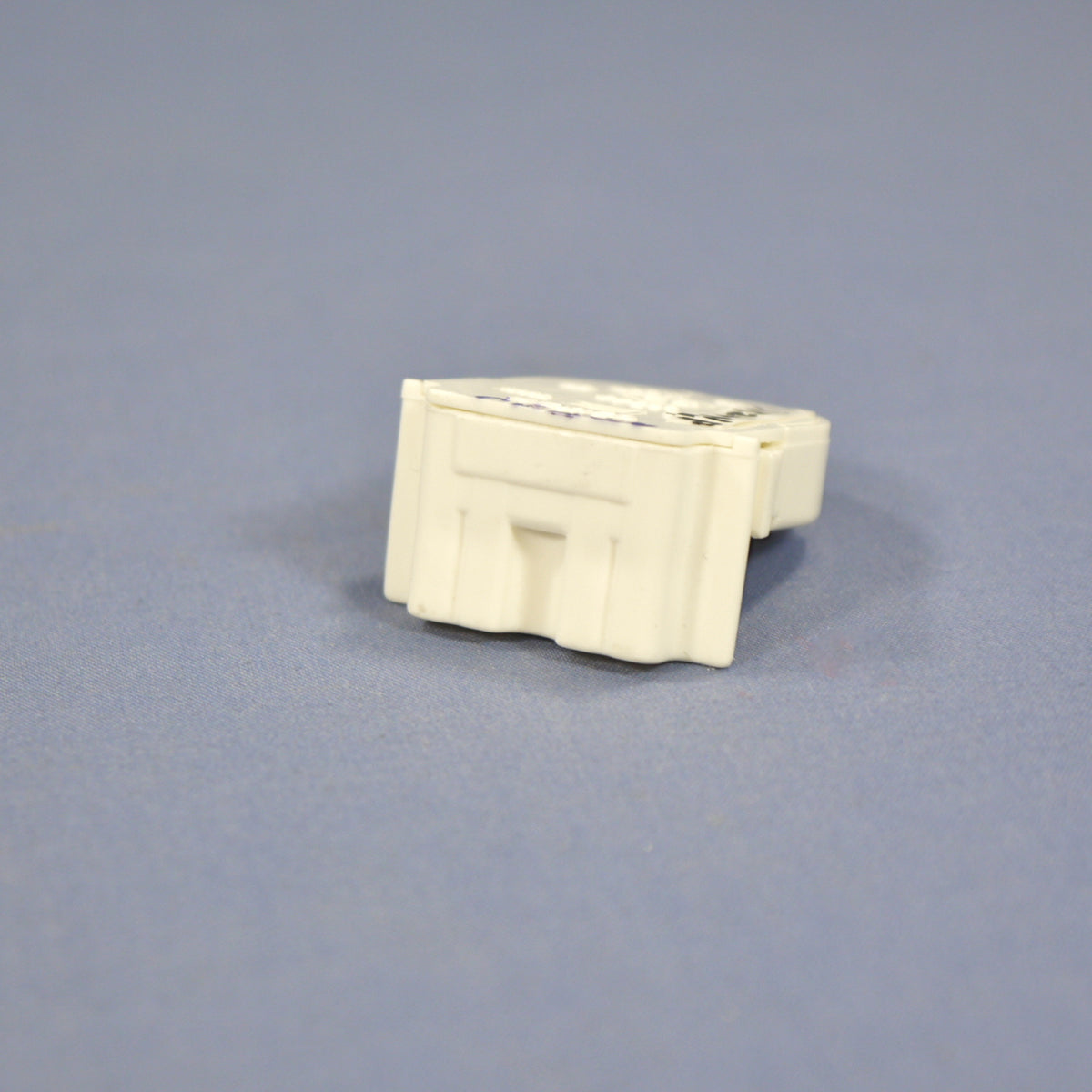 Leviton 13652-WNP Fluorescent Low Profile Bi-Pin Lamp Holder Light SocketT-8 T8