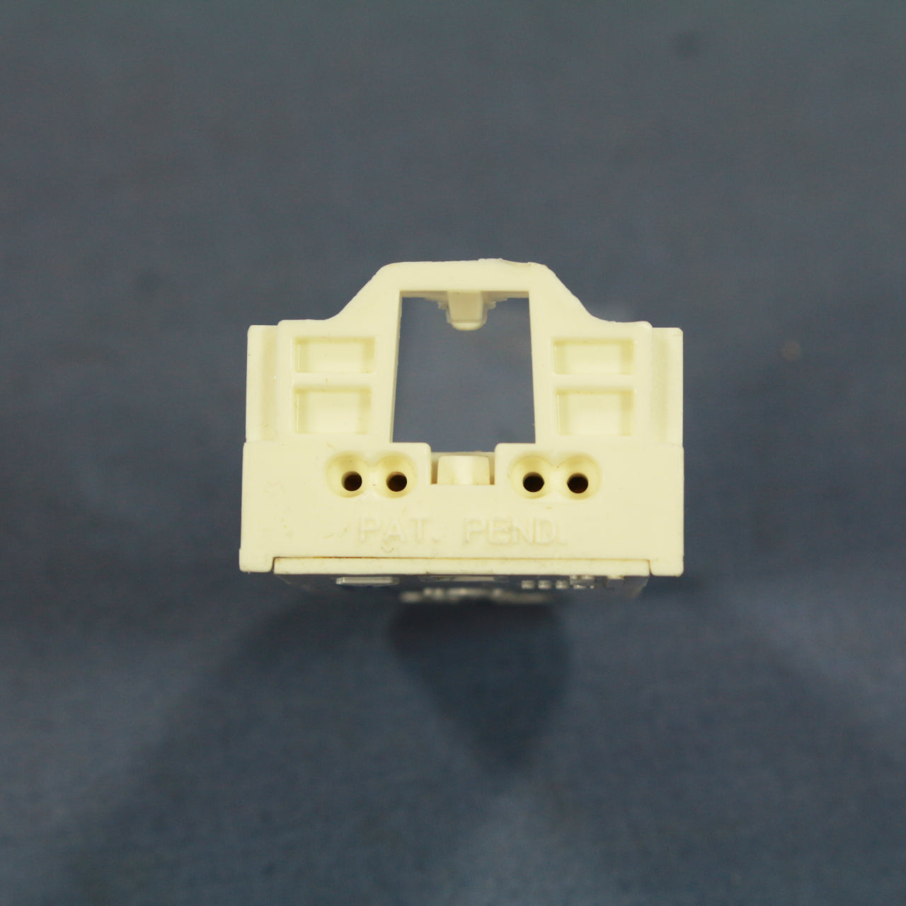 Leviton 13660-SWP T8 T12 Fluorescent Light Socket Lampholder 1.18" 660W 600V