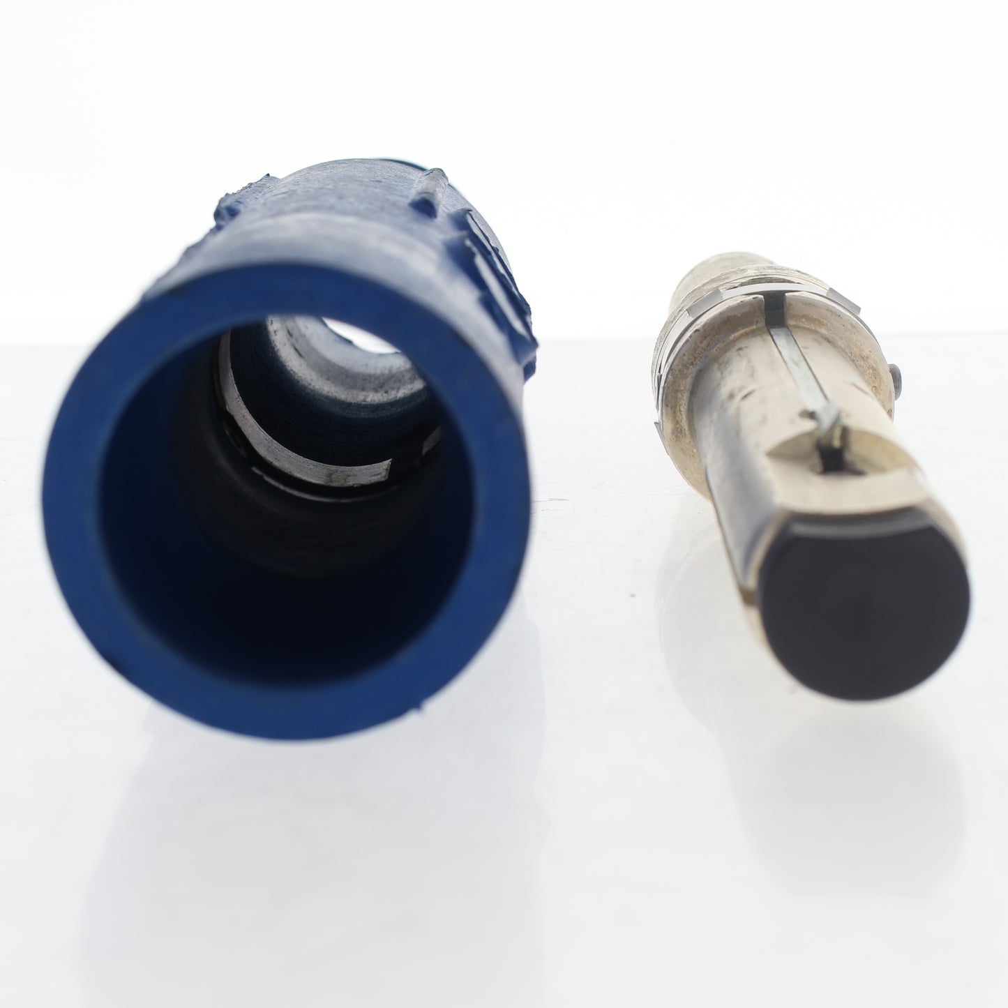 Leviton 22L21 Blue Cam-Type Male Connector Crimped 250-350mcm Latching Ball Nose
