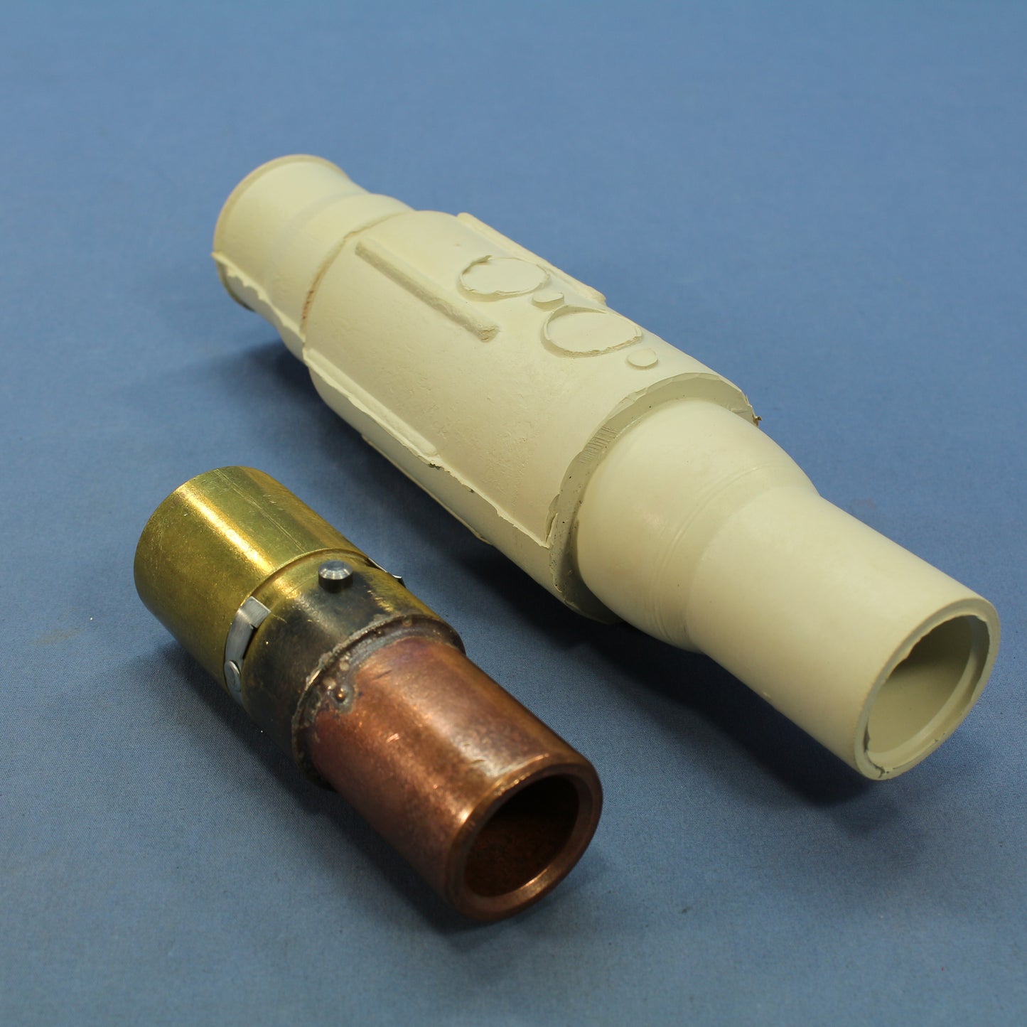 Leviton White 22L25-W 22 Series Female Latching Cam-Type Connector Plug 690A