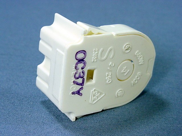 Leviton Fluorescent Lamp Holder Light Socket T8 Bi-Pin G13 Base Shunted 23652-WP