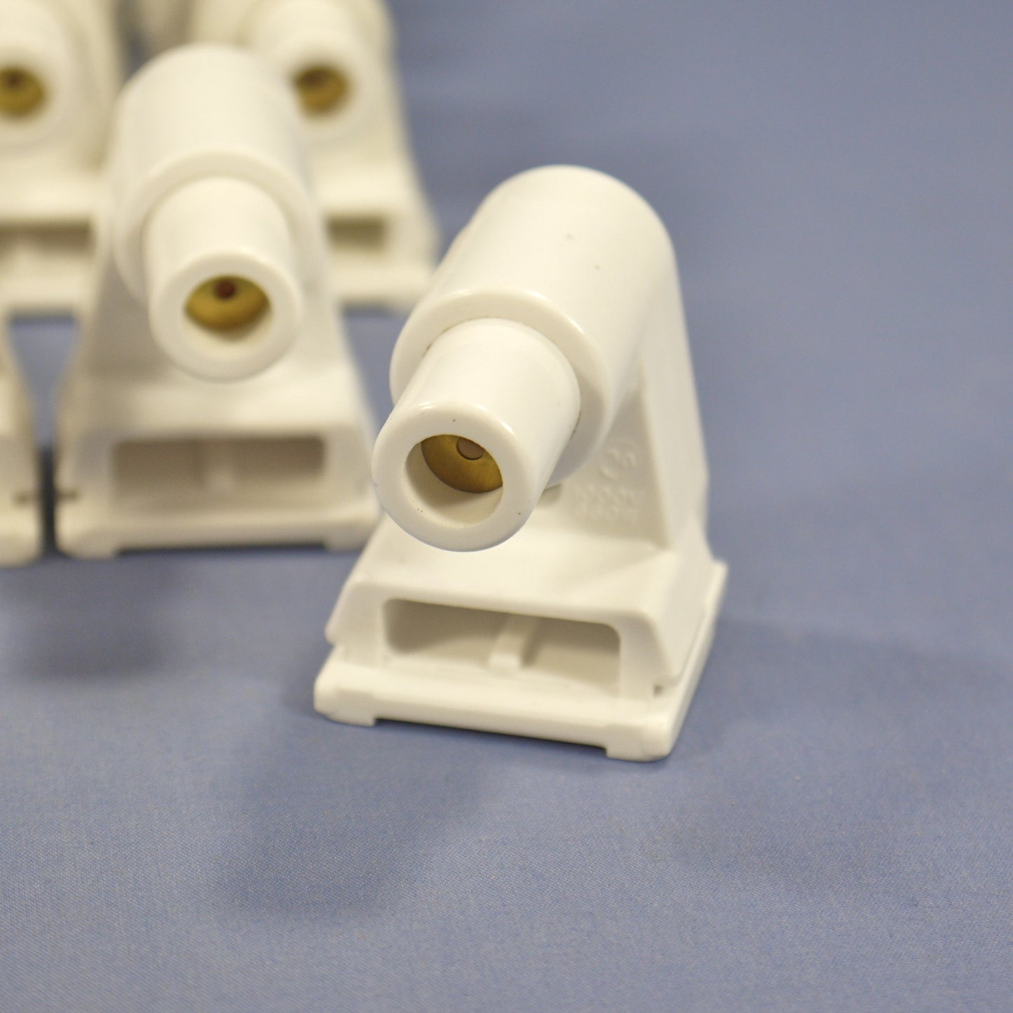50 Leviton SlimLine Fluorescent Lampholders T8 T12 Light Socket Plunger End 2536