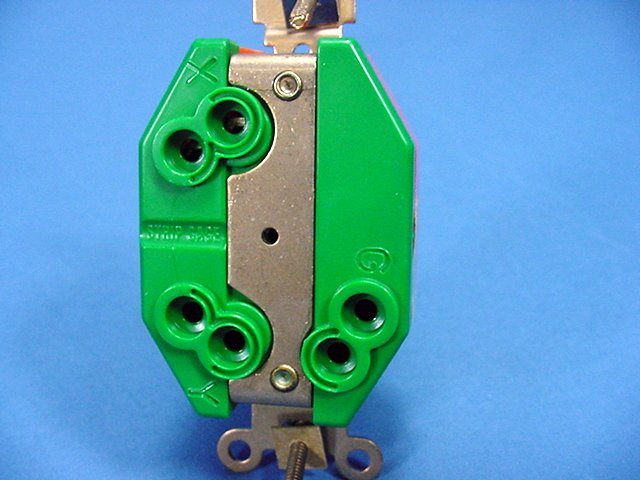 Leviton L8-30R Isolated Gnd Locking Receptacle Outlet 30A 480V 2640-IG-063 Box