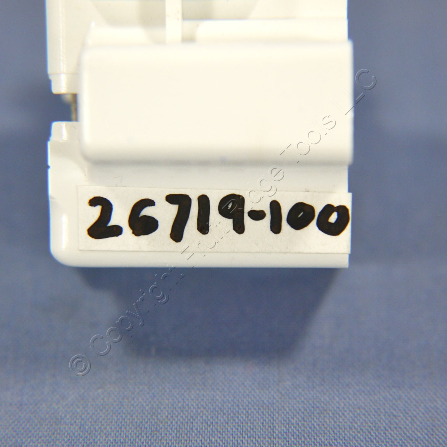 Leviton 26719 Compact Fluorescent Lamp Holders CFL Light Socket Snap-In 10pk