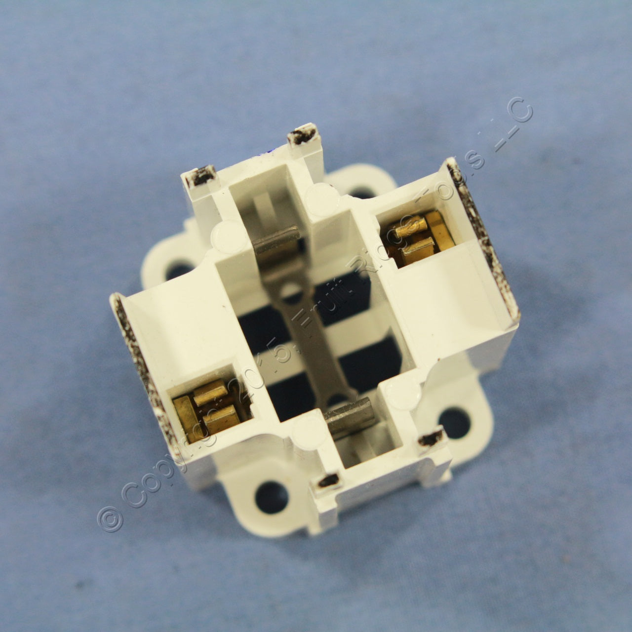 Leviton Screw-Down Compact Fluorescent Lampholder Light Socket G24d-1 26725-211