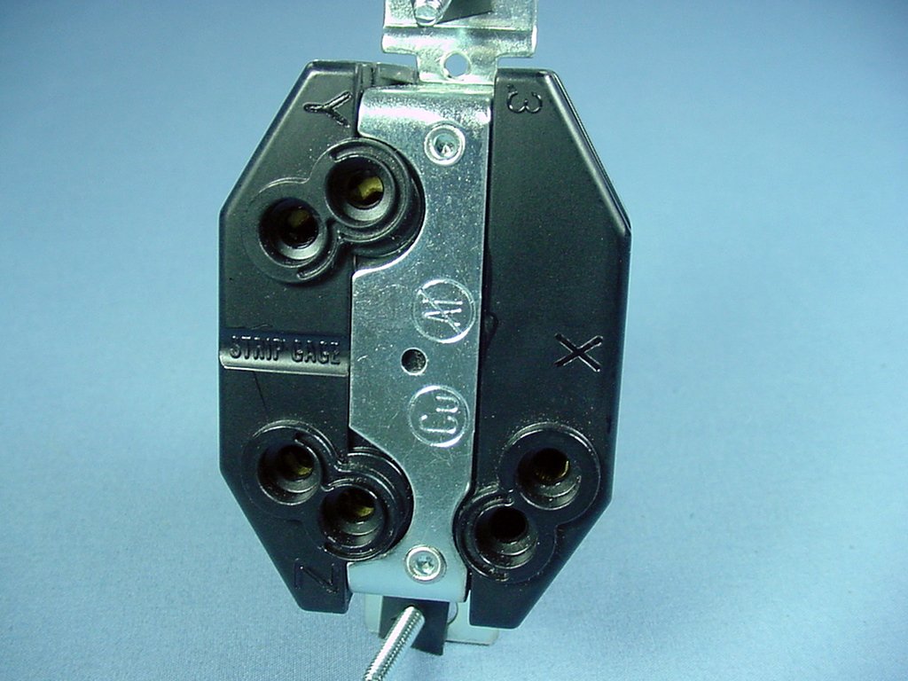 Leviton L13-30 Locking Outlet Receptacle Nema L13-30R 30A 600V 3� 2690-061 Boxed