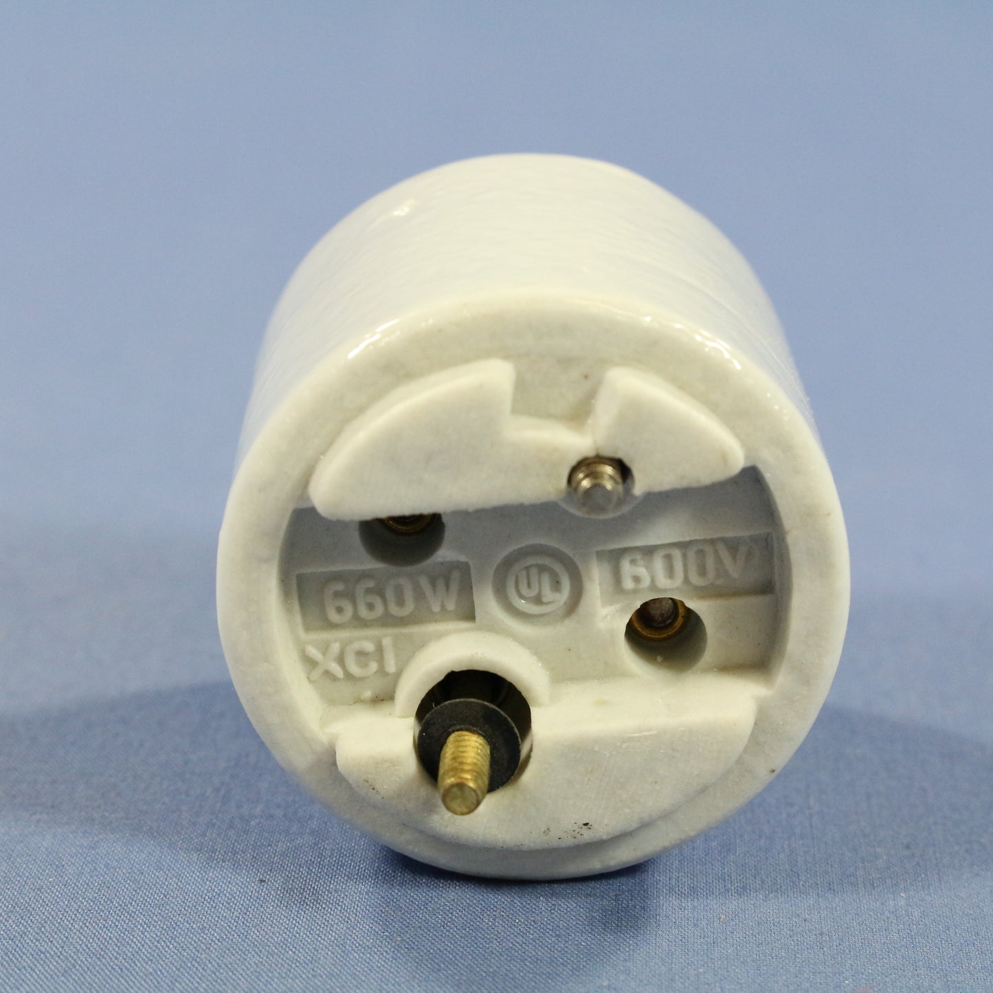 Leviton 30 No Cap Porcelain 2-Piece Lampholder Light Socket 250V Medium Base