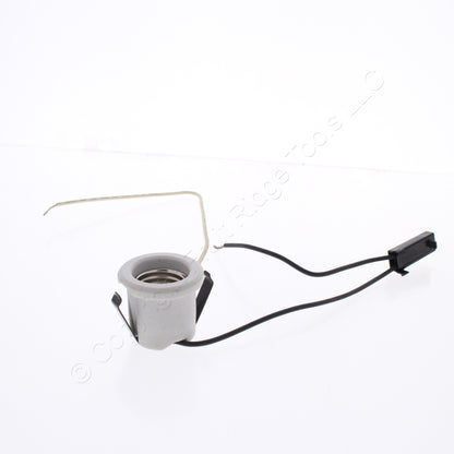 Leviton White Porcelain Lampholder Medium Base Snap-In 660W 250V